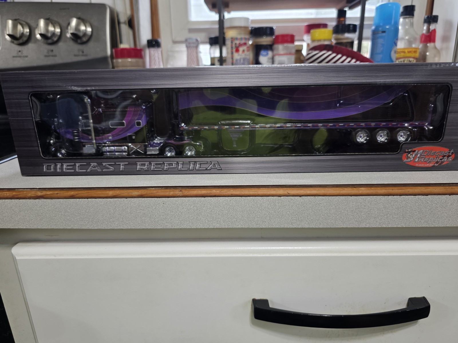1/64 IXO by J1 DIECAST REPLICAS/ DCP 379 Pete w/Reefer trailer, NIB 1/64 IXO by J1 DIECAST REPLICAS/ DCP 379 Pete w/Reefer trailer, NIB
