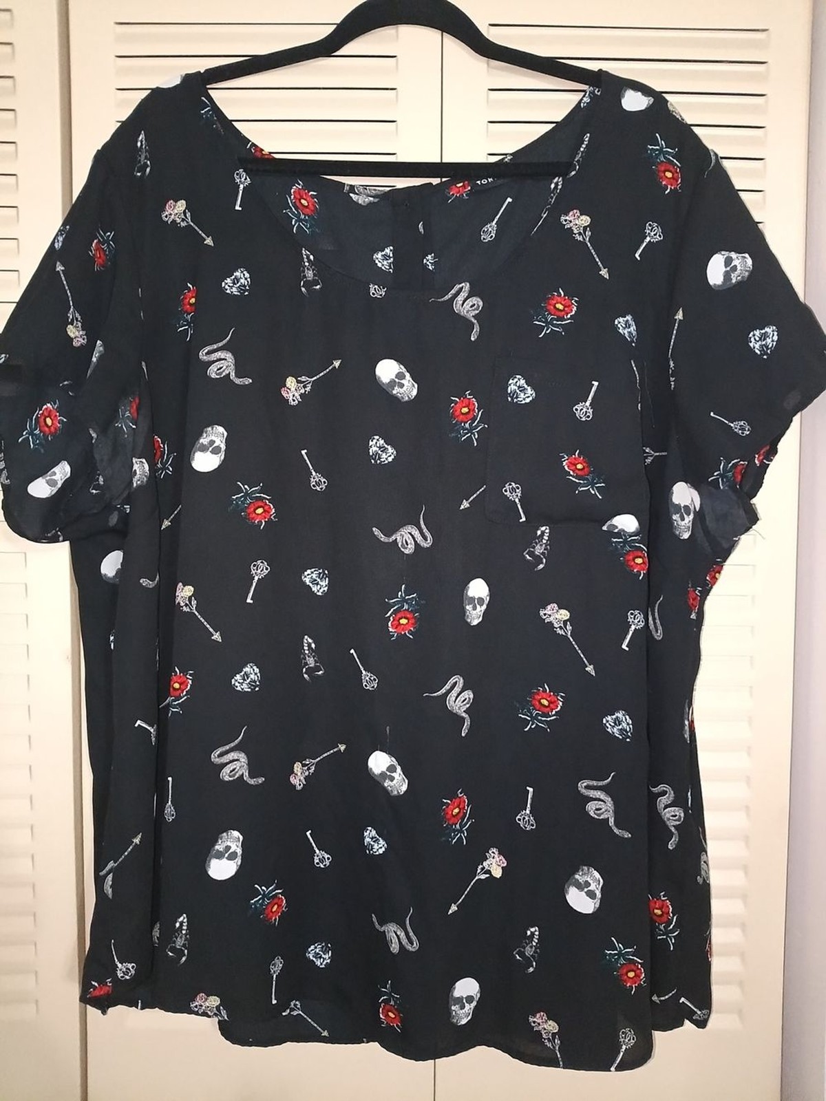 torrid Black Short-Sleeve Top with Red Floral & Skull Print torrid Black Short-Sleeve Top with Red Floral & Skull Print