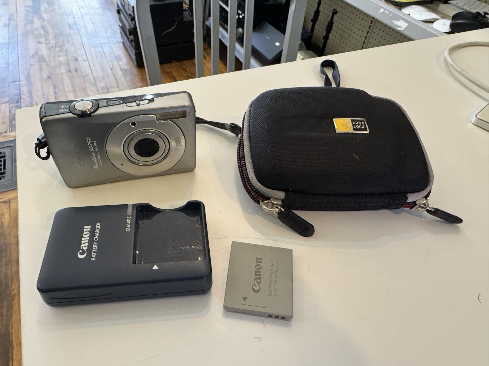 Canon Powershot SD750 Digital ELPH Camera - Tested Good Condition w/ Charger