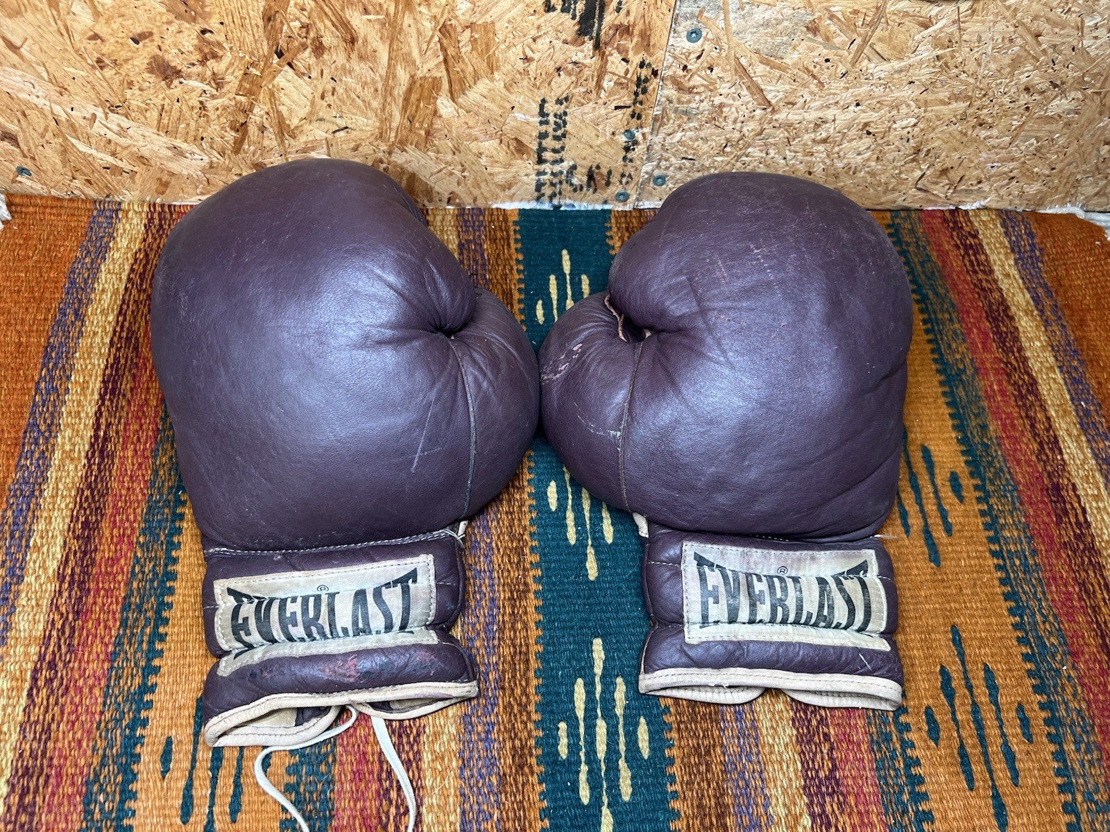 Vintage Everlast Boxing Gloves Burgundy/Purple Lace-up 2514 Vintage Everlast Boxing Gloves Burgundy/Purple Lace-up 2514
