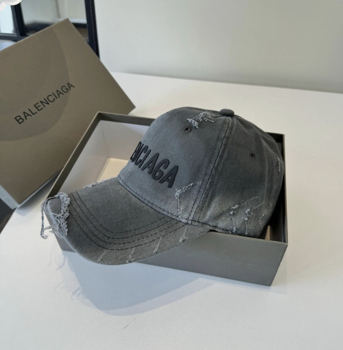 SALE New Balenciaga sun cap, unisex. SALE New Balenciaga sun cap, unisex.