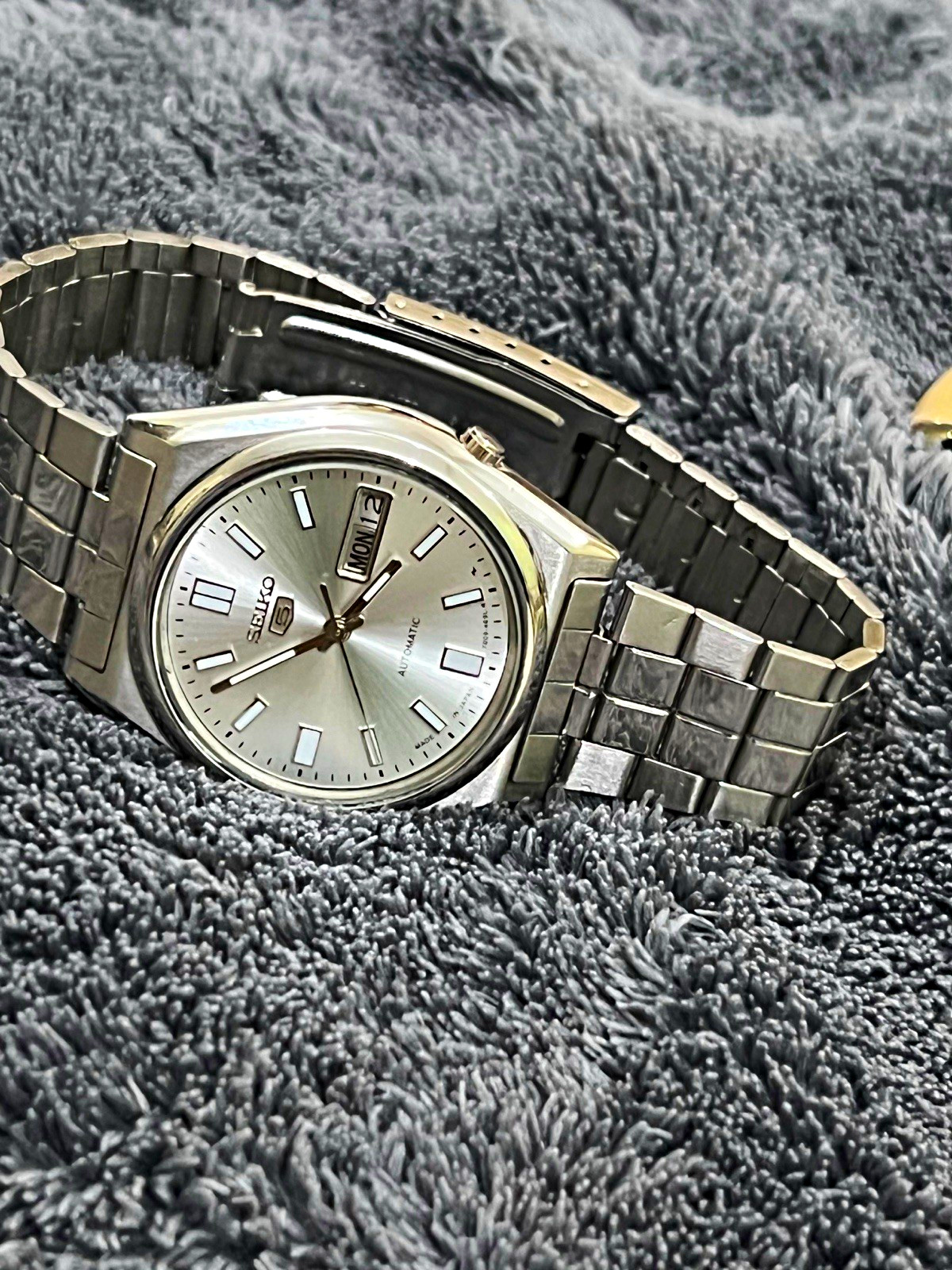 Seiko 5 Automatic Sunburst Silver Dial Day/Date 37mm Steel Bracelet Seiko 5 Automatic Sunburst Silver Dial Day/Date 37mm Steel Bracelet