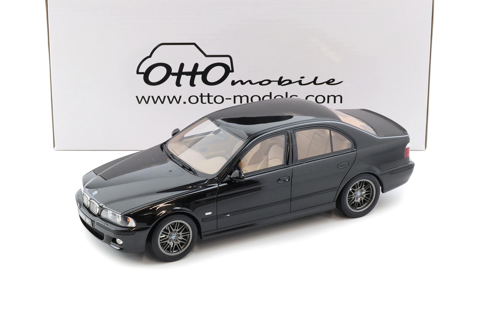 1:18 Otto Mobile OT1338 BMW M5 E39 Saloon Sapphire Black Metallic 2000