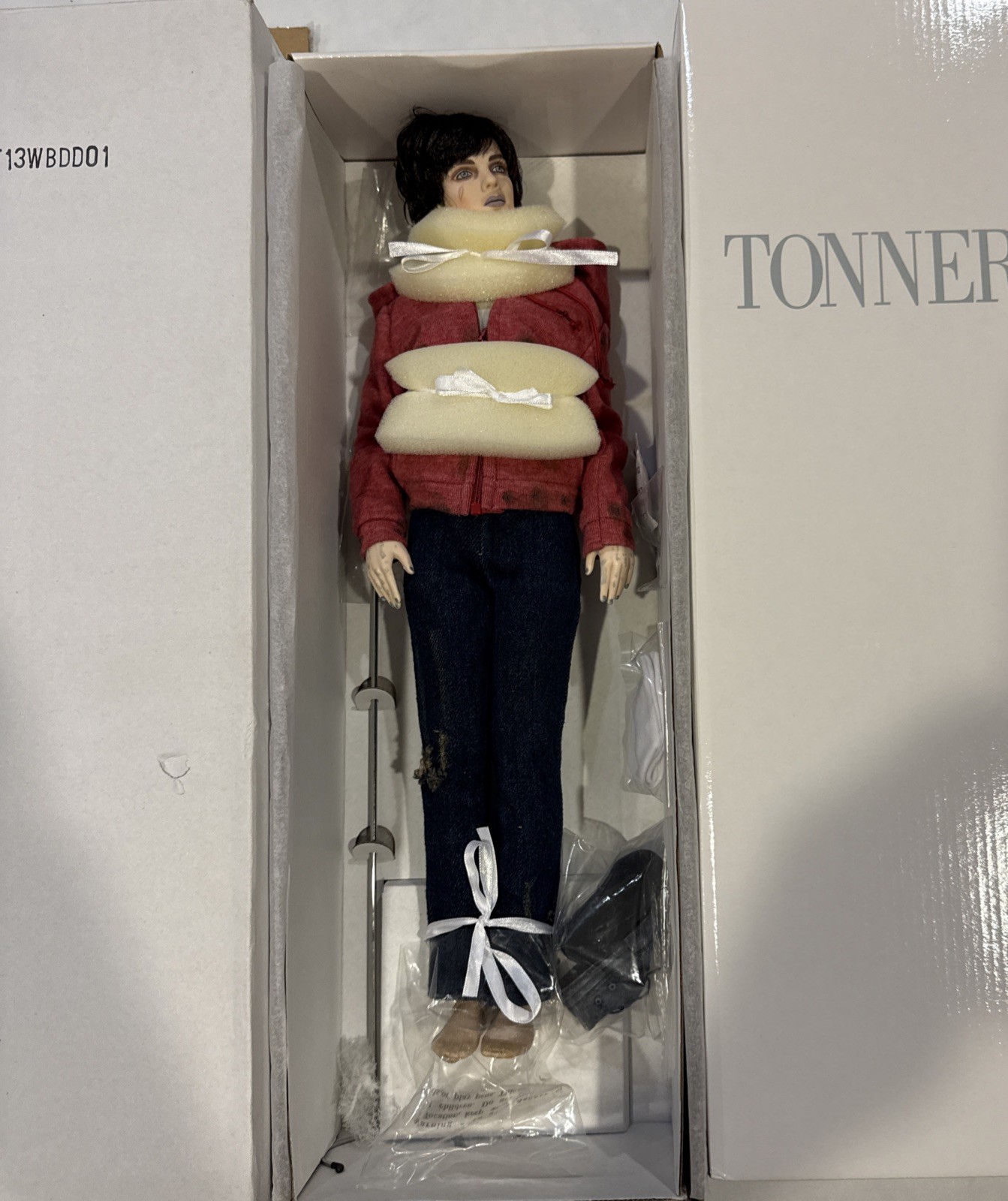 Tonner Matt O\'Neill Warm Bodies Movie R (Nicholas Hoult) 17” Doll 2013 T13WBDD01 Tonner Matt O\'Neill Warm Bodies Movie R (Nicholas Hoult) 17” Doll 2013 T13WBDD01