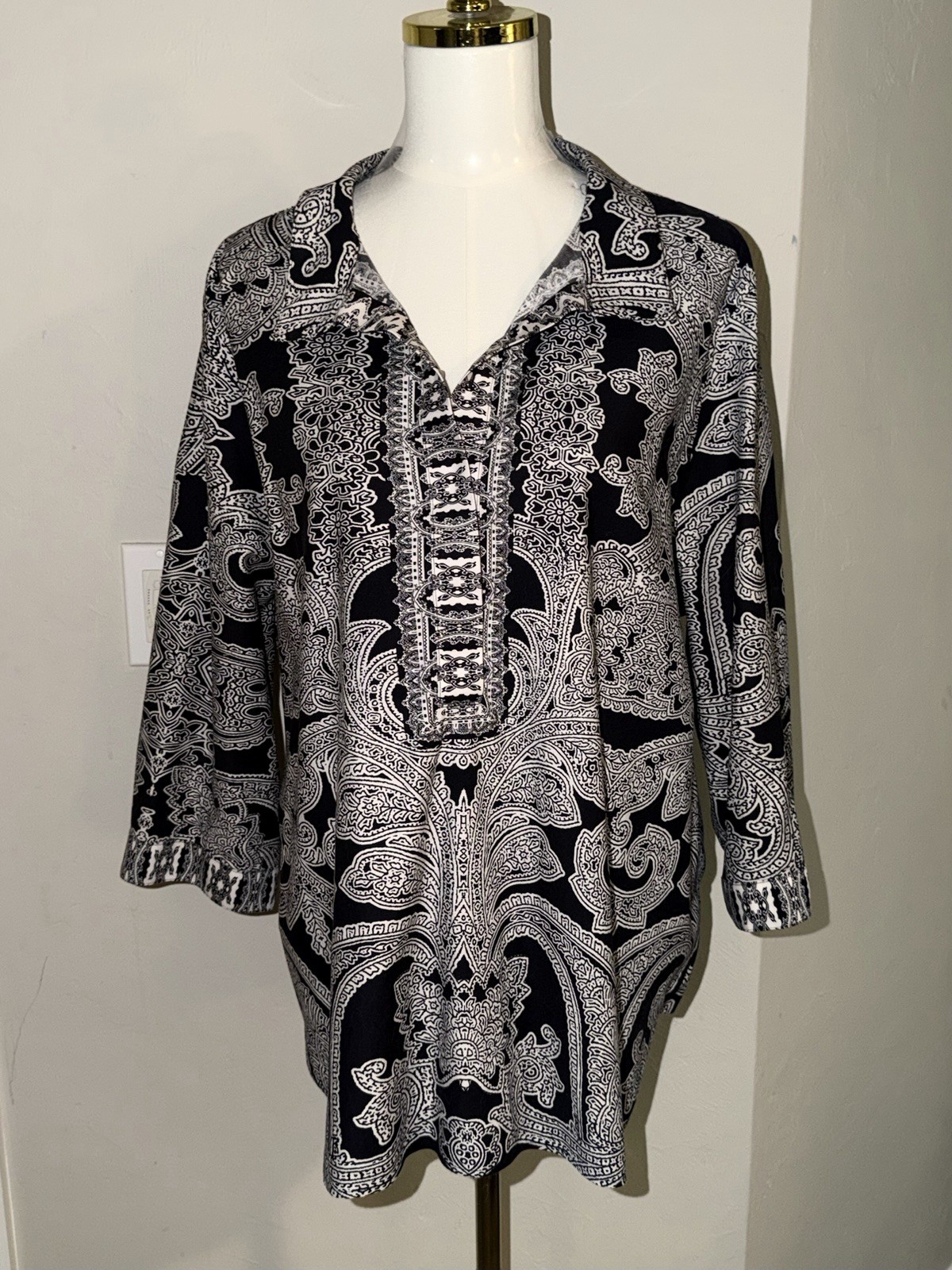 EUC Chico’s Black & White Paisley No Iron Tunic Shirt Chico’s Size 4 = XXL 22 EUC Chico’s Black & White Paisley No Iron Tunic Shirt Chico’s Size 4 = XXL 22
