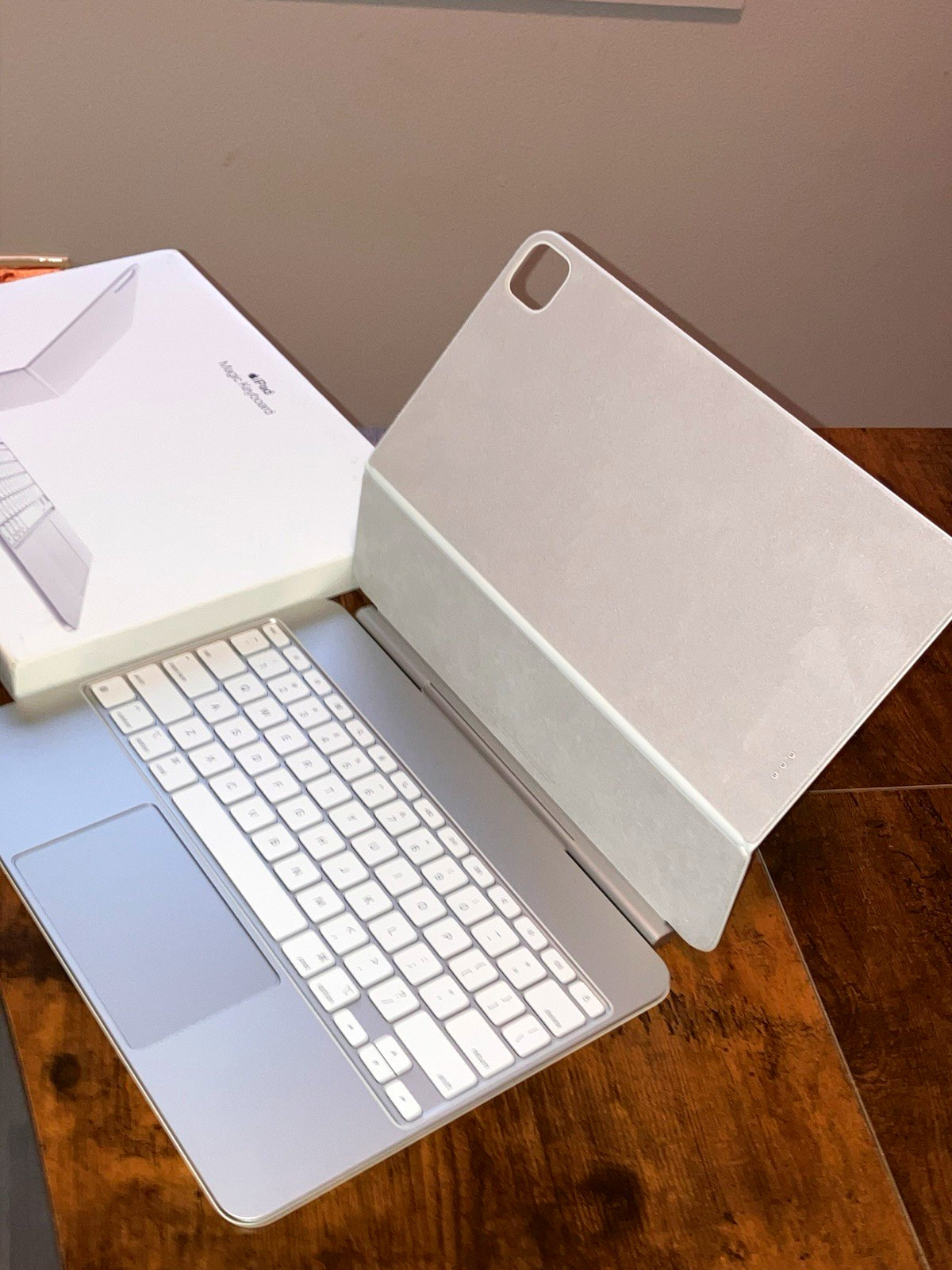 NEW Apple iPad Magic Keyboard for iPad Pro 13 in NEVER USED. PERFECT CONDITION. NEW Apple iPad Magic Keyboard for iPad Pro 13 in NEVER USED. PERFECT CONDITION.