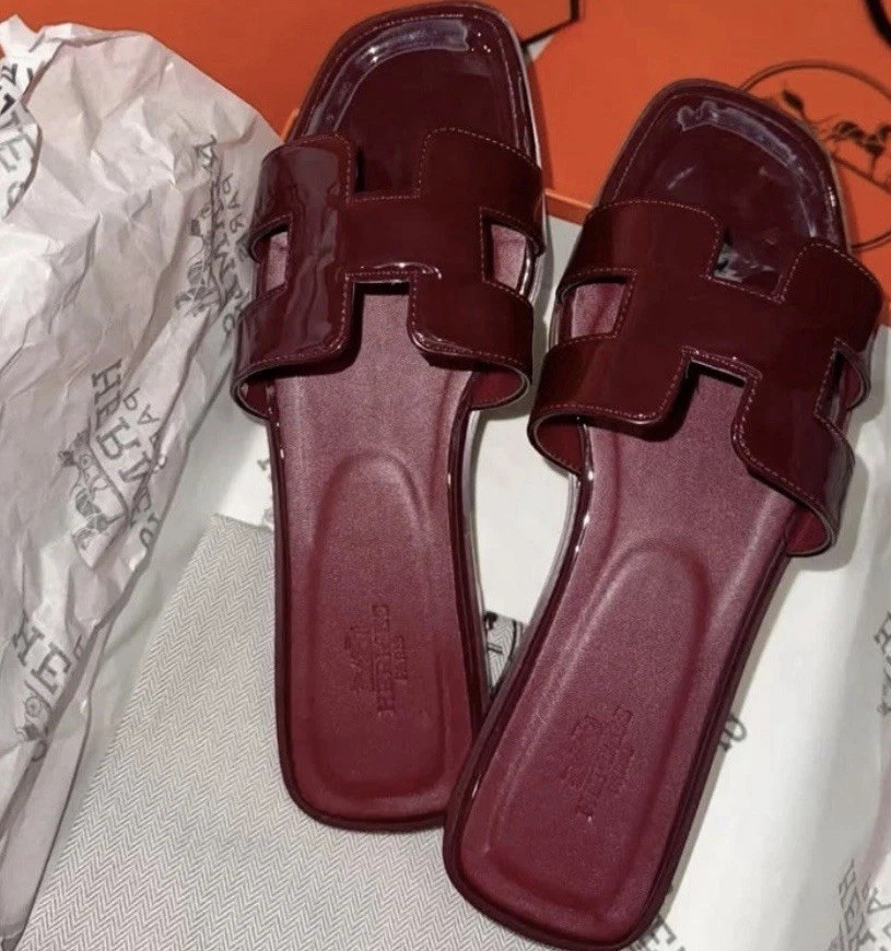Hermès Women’s Oran Slide Sandals Burgundy Patent Leather EU 37 US 6-6.5 H Strap Hermès Women’s Oran Slide Sandals Burgundy Patent Leather EU 37 US 6-6.5 H Strap