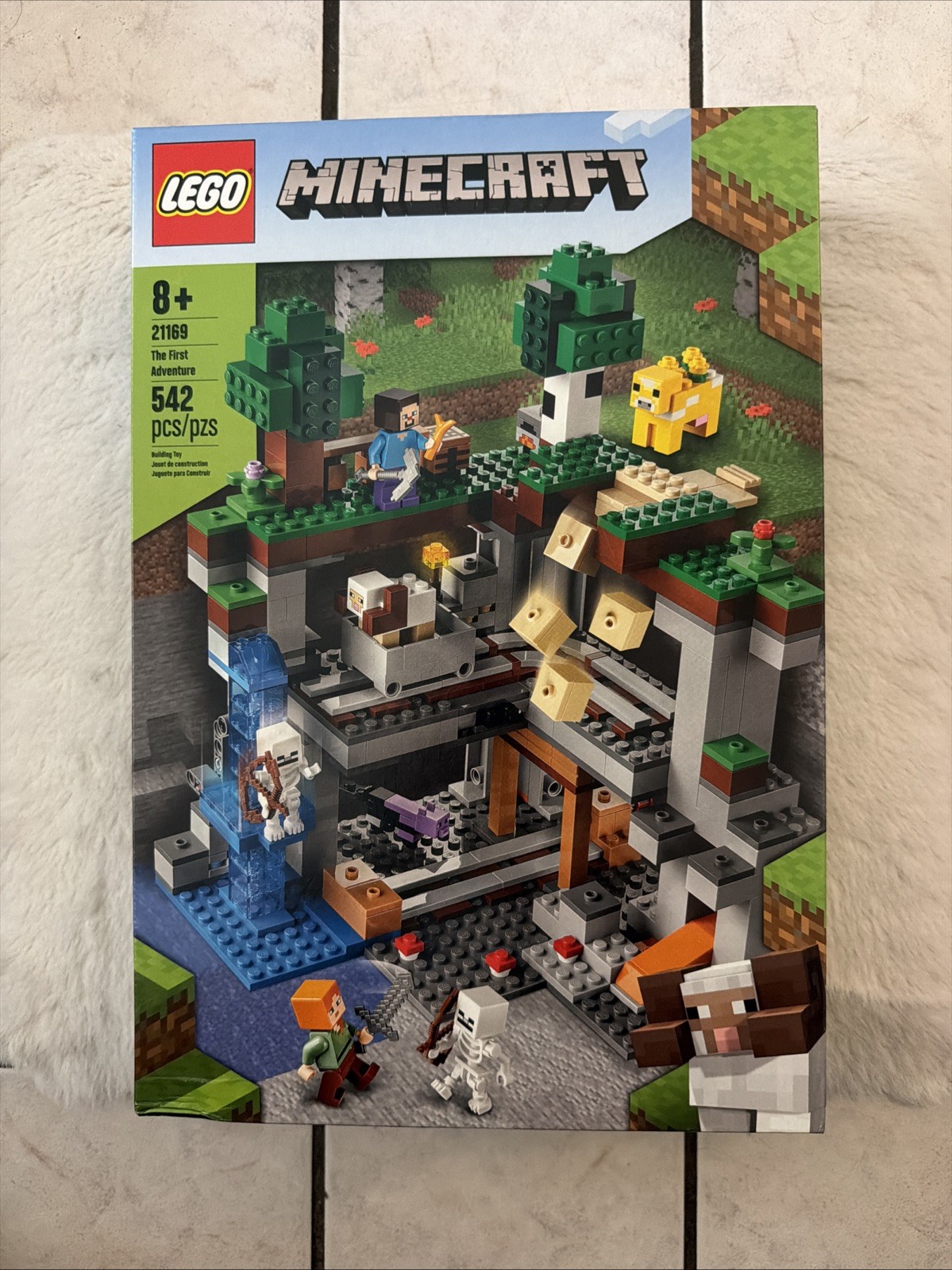 LEGO Minecraft: The First Adventure (21169) LEGO Minecraft: The First Adventure (21169)