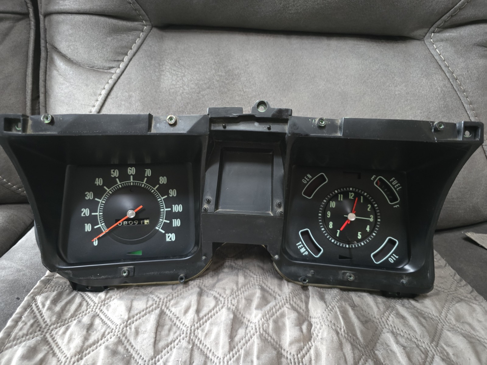 1968 Chevrolet Chevelle Malibu OEM Instrument Cluster Works including NOS clock 1968 Chevrolet Chevelle Malibu OEM Instrument Cluster Works including NOS clock