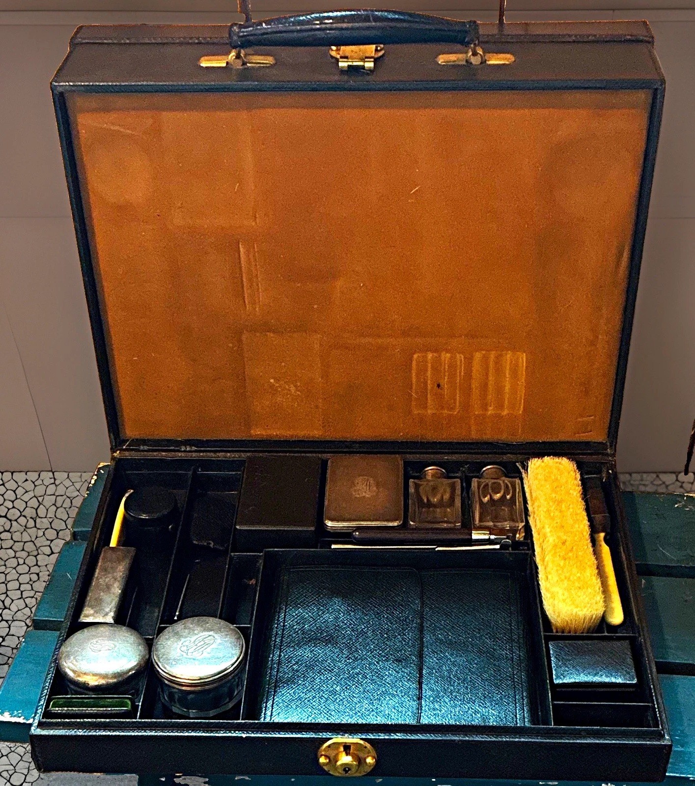 Keller Paris 1940s Vintage Black Leather Hard Vanity Case Locking Fitted Keller Paris 1940s Vintage Black Leather Hard Vanity Case Locking Fitted