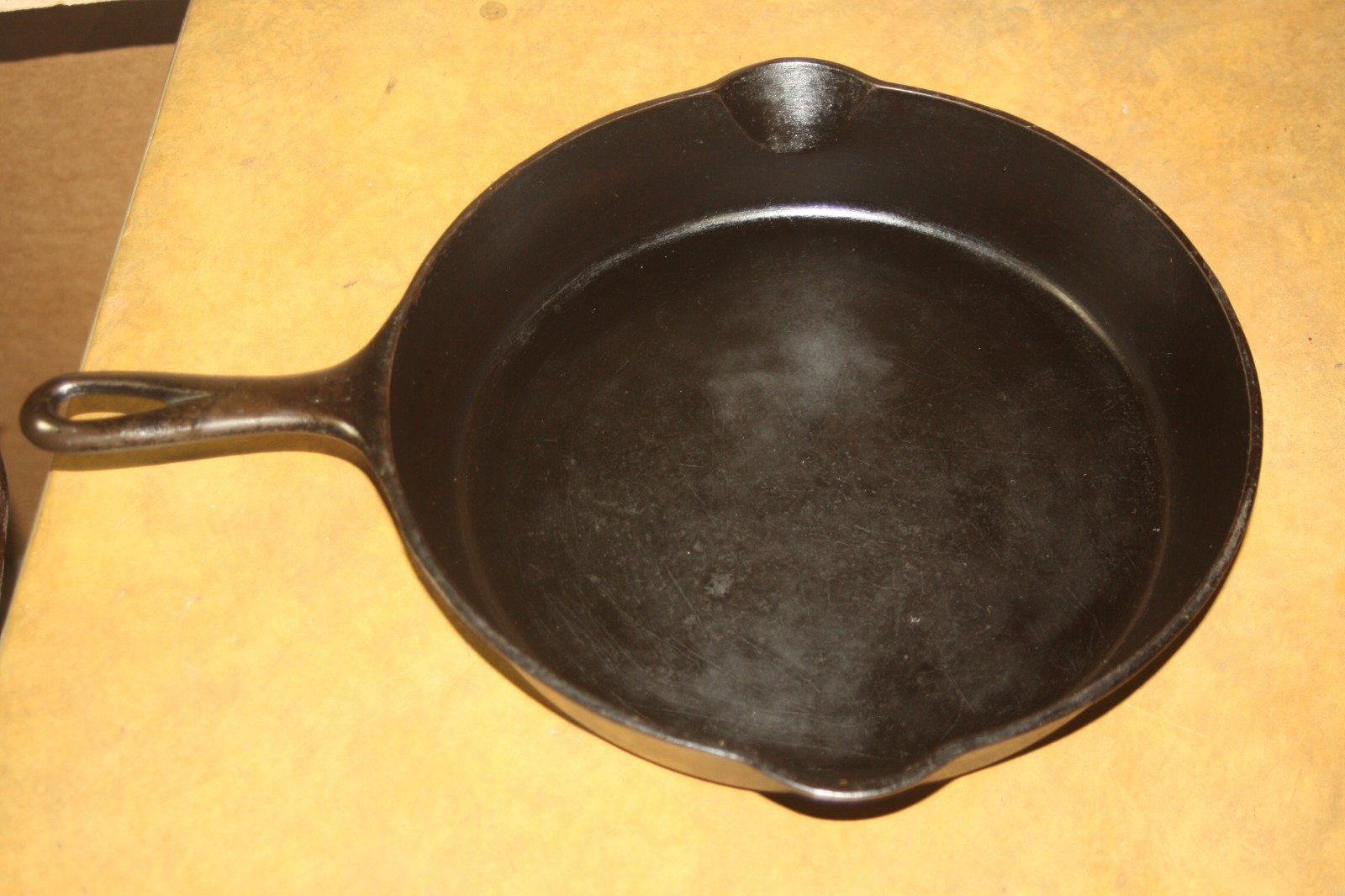 Vintage Griswold No. 9 Small Block Logo Cast Iron Skillet 710 E - Sits Flat Vintage Griswold No. 9 Small Block Logo Cast Iron Skillet 710 E - Sits Flat