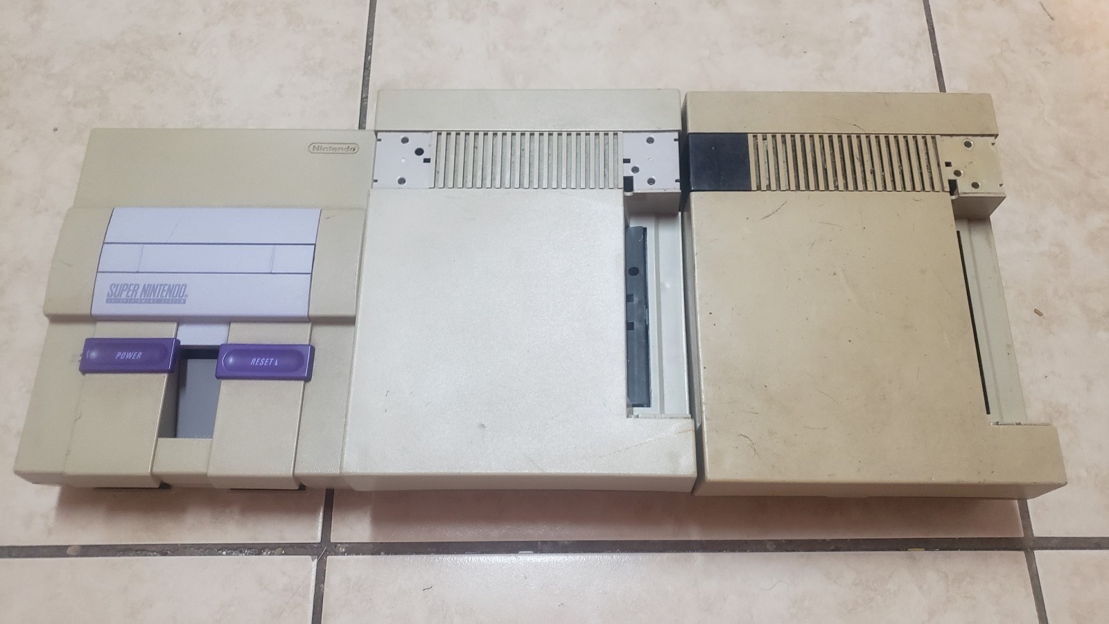 Vintage Nintendo Gaming Consoles Lot: 2x NES-001, 1x Super Nintendo SNES Salvage Vintage Nintendo Gaming Consoles Lot: 2x NES-001, 1x Super Nintendo SNES Salvage