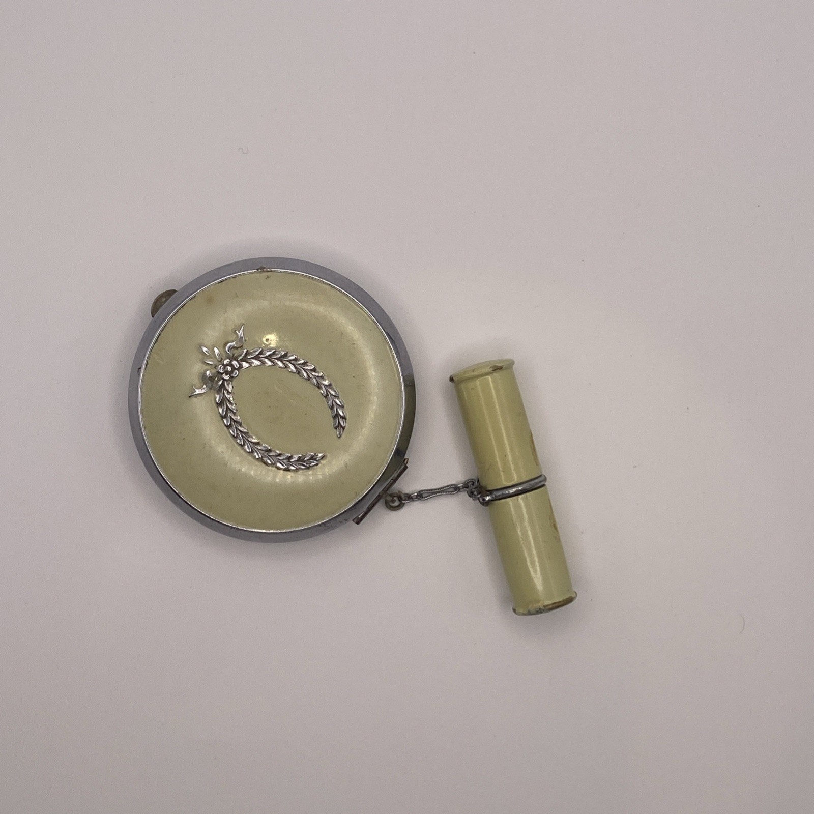 Vintage Woman’s Makeup Compact Powder Case Enameled w/ Finger Chain Compartment Vintage Woman’s Makeup Compact Powder Case Enameled w/ Finger Chain Compartment