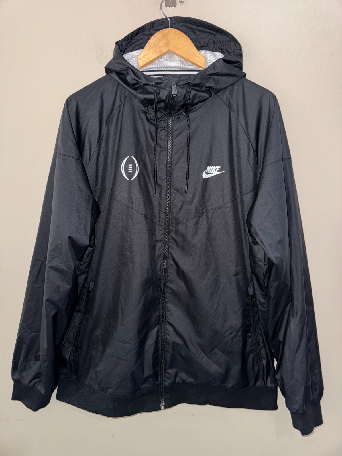 Men XL Nike CFP College Football Playoff NCAA Team Issued PE Windbreaker Jacket Men XL Nike CFP College Football Playoff NCAA Team Issued PE Windbreaker Jacket