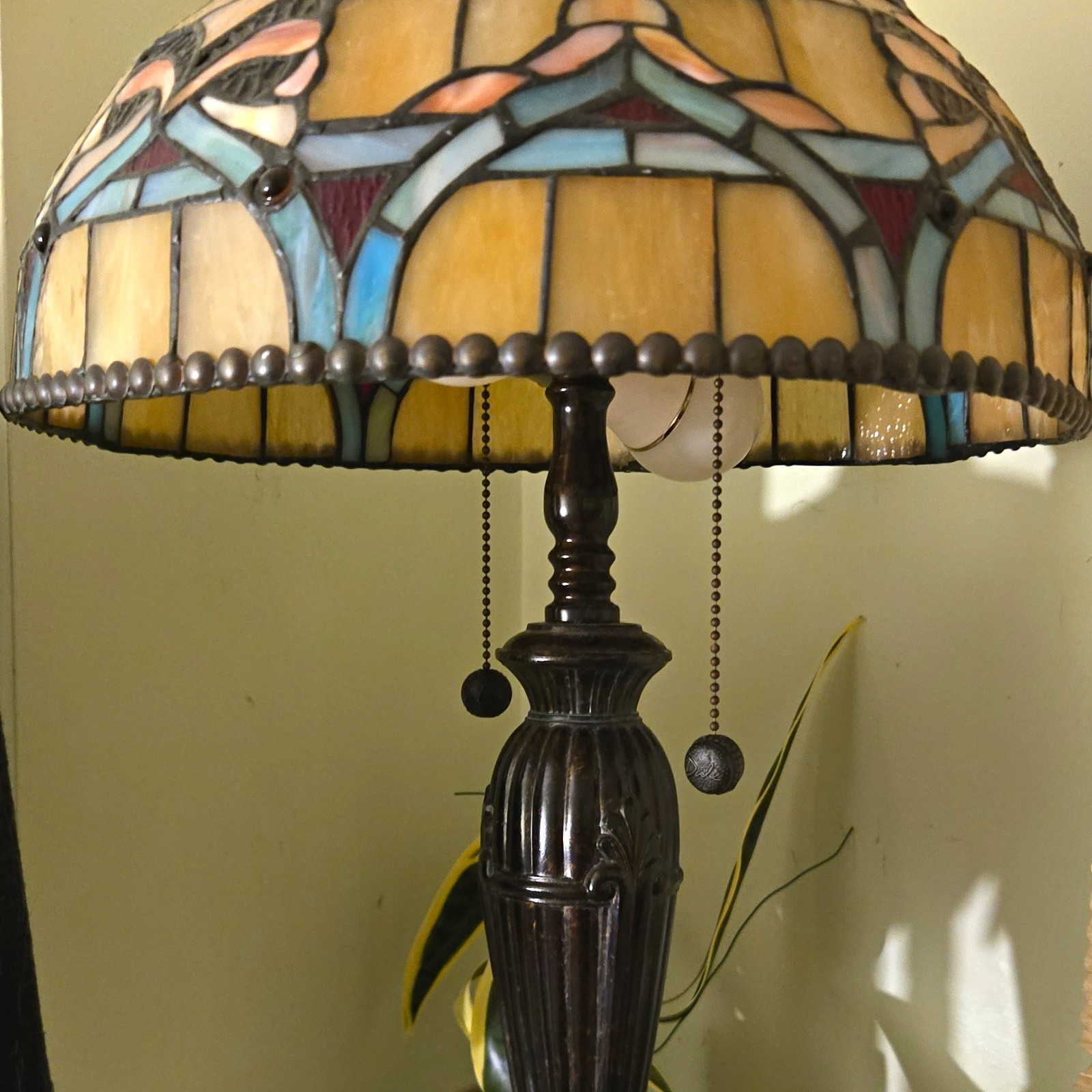 Tiffany Style Stained Glass Table Lamp Beige/Blue Dome Shade Pull Chain Tiffany Style Stained Glass Table Lamp Beige/Blue Dome Shade Pull Chain