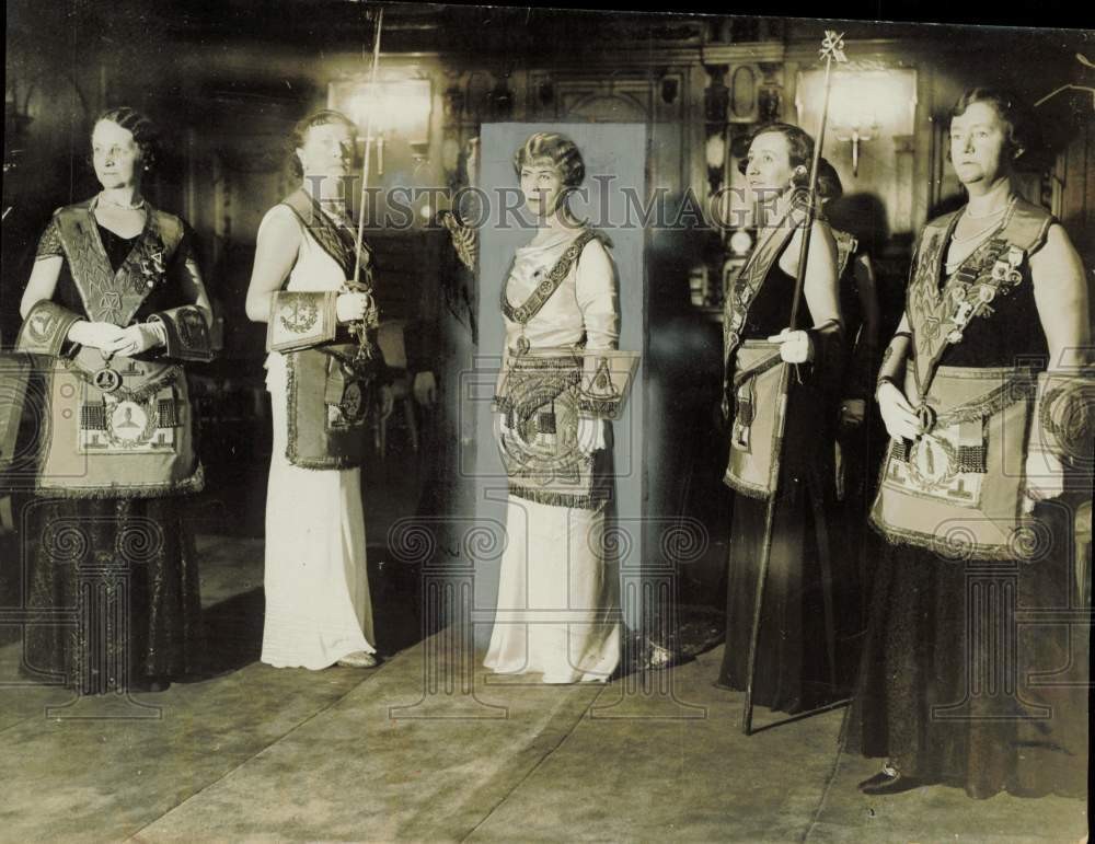 1934 Press Photo Mrs. Seton Challen installed as women\'s Masonic leader, London