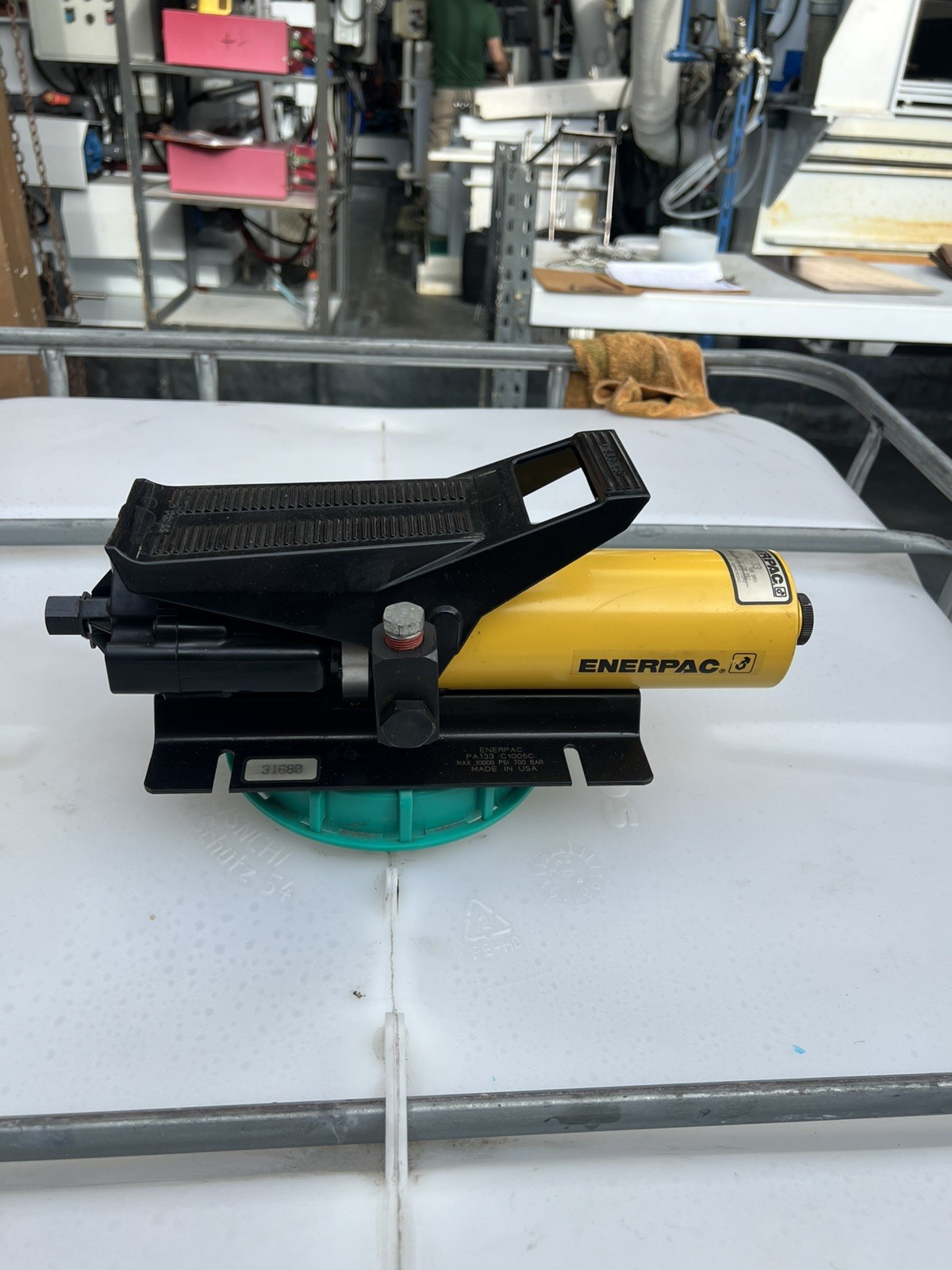 Enerpac PA133 Air Driven Hydraulic Pump 36 in3 Usable Oil Enerpac PA133 Air Driven Hydraulic Pump 36 in3 Usable Oil