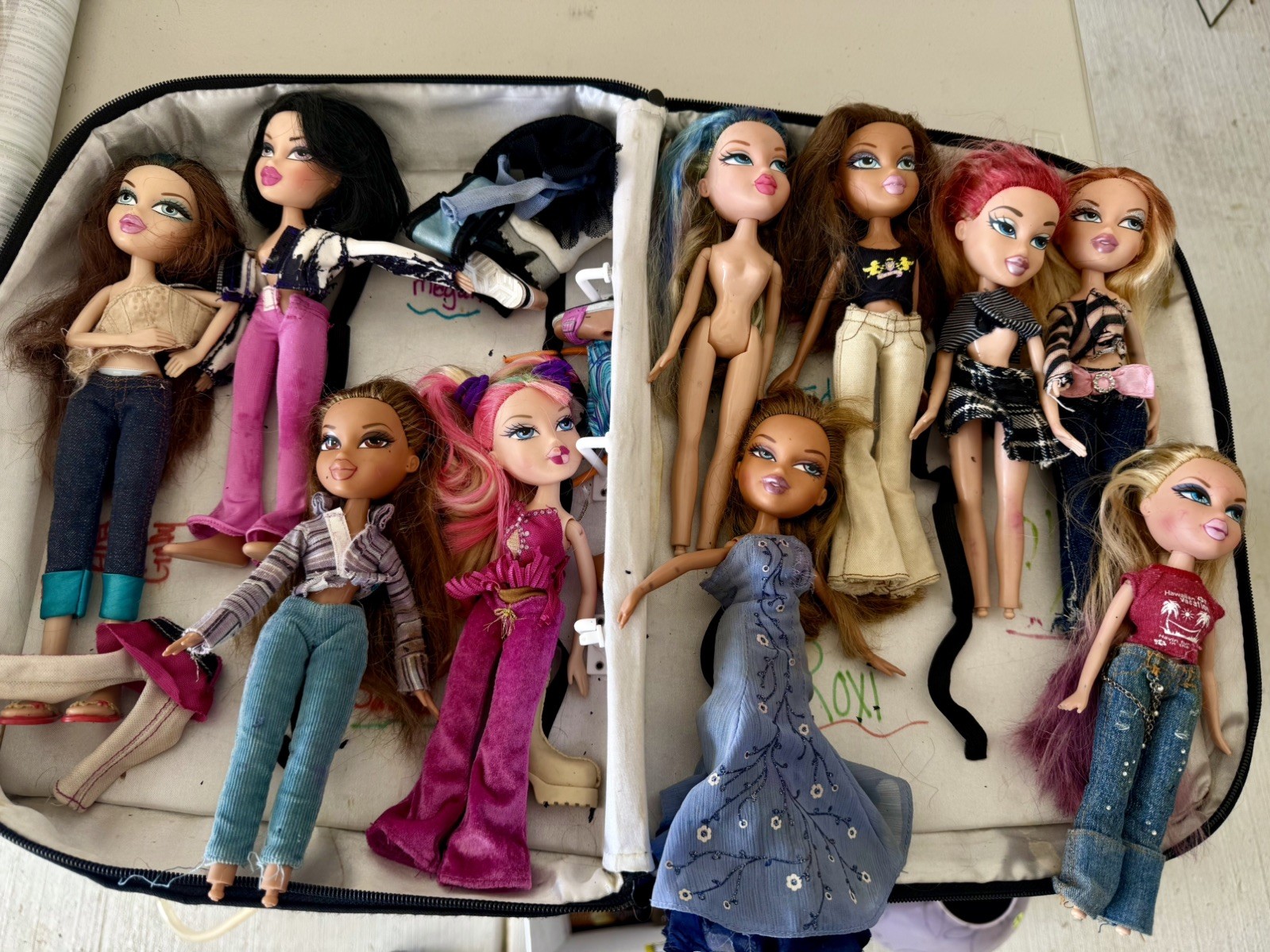 Vintage Bratz Doll Lot of 10 with Carrying Case Rare Y2K Lilani, Yasmin, Cloe Vintage Bratz Doll Lot of 10 with Carrying Case Rare Y2K Lilani, Yasmin, Cloe