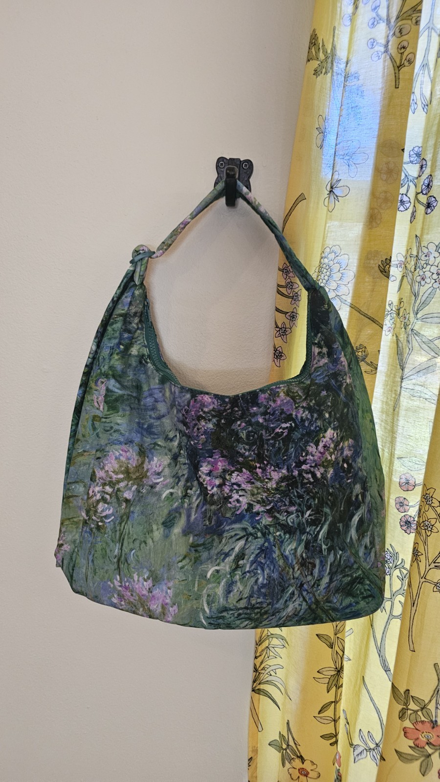 NWT Baggu MoMA Nylon Shoulder Bag in Agapanthus Claude Monet Green Purple Floral NWT Baggu MoMA Nylon Shoulder Bag in Agapanthus Claude Monet Green Purple Floral