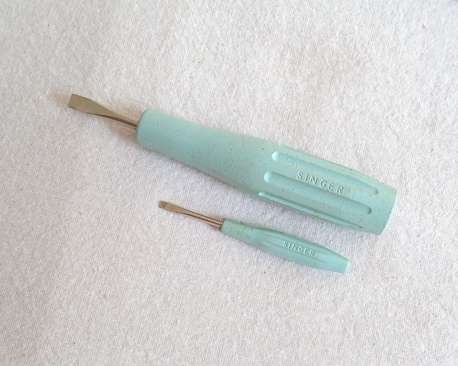 Singer Sewing Machine Set 2 Screwdrivers Baby Blue Turquoise 221 Featherweight Singer Sewing Machine Set 2 Screwdrivers Baby Blue Turquoise 221 Featherweight