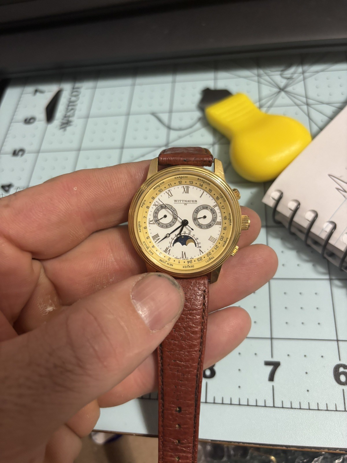 RARE VINTAGE WITTNAUER  SS2477 SWISS 1539 WORLD TIME MOON PHASE DAY/DATE WATCH