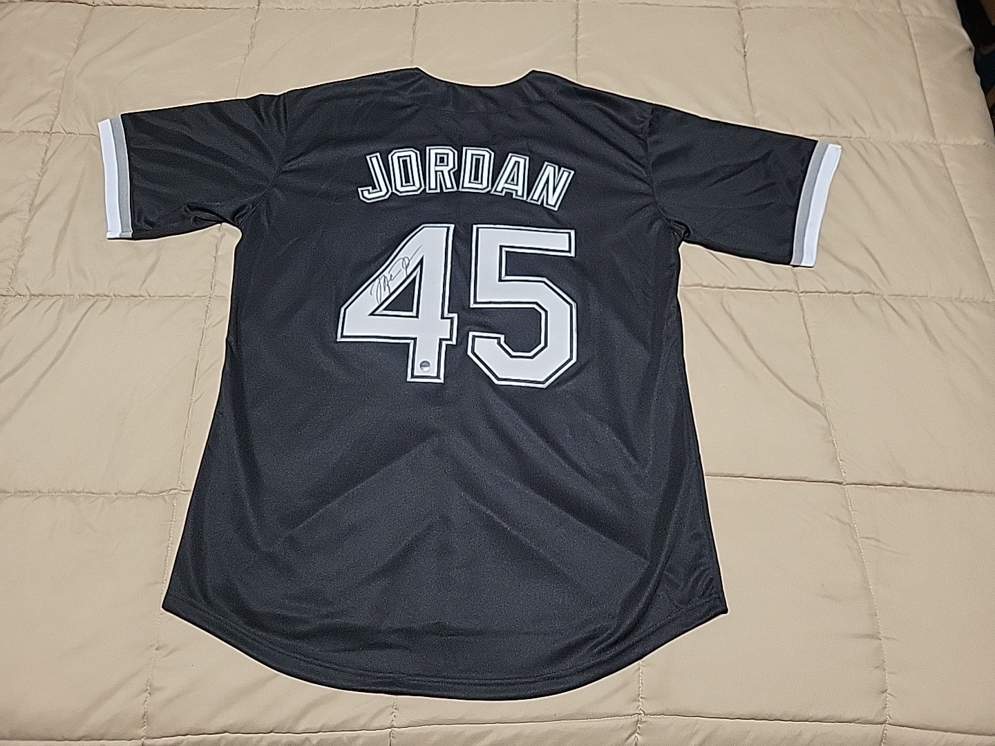 MICHAEL JORDAN Uniform #45 Hand-Signed Autographed Jersey with COA (BARONS) MICHAEL JORDAN Uniform #45 Hand-Signed Autographed Jersey with COA (BARONS)