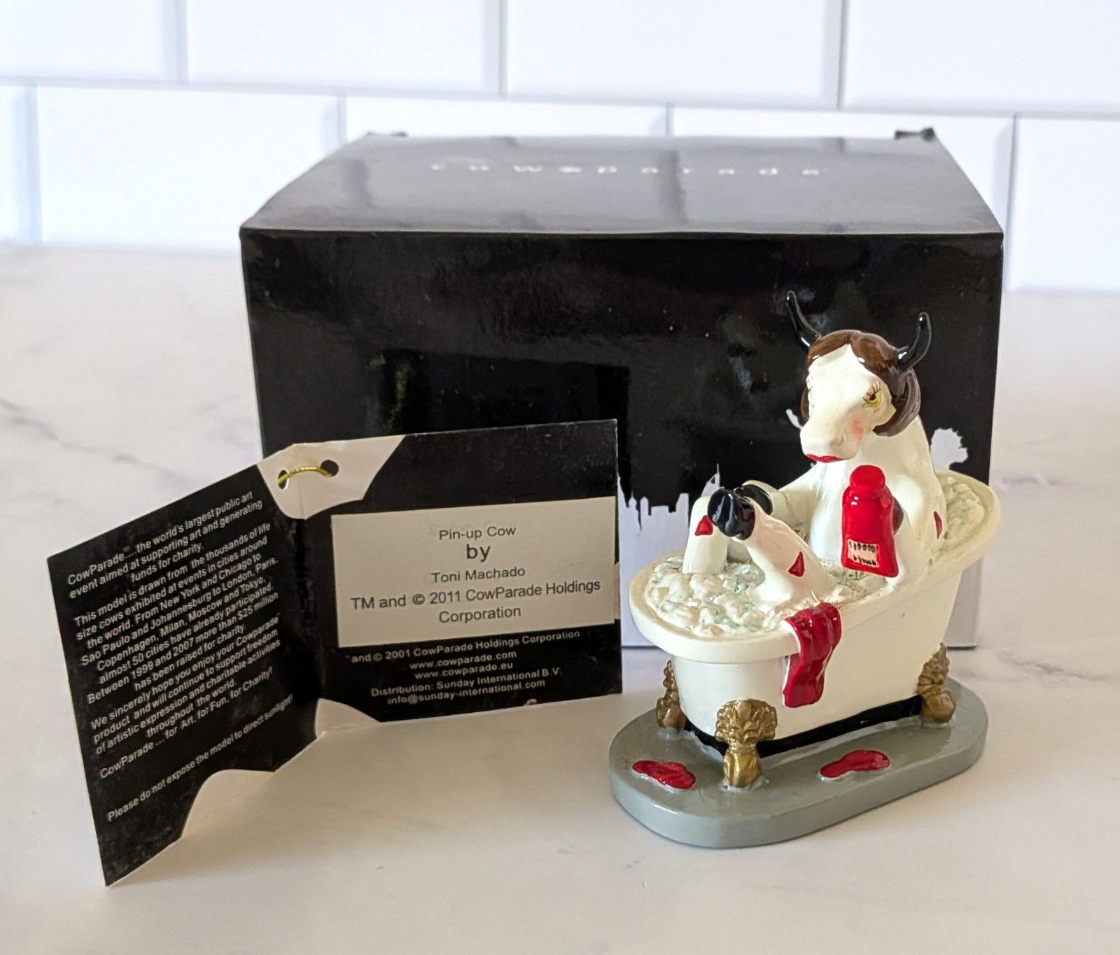 Cow Parade Pin Up Mini Figurine Rio de Janeiro Exhibit 2011 NEW in Box Cow Parade Pin Up Mini Figurine Rio de Janeiro Exhibit 2011 NEW in Box