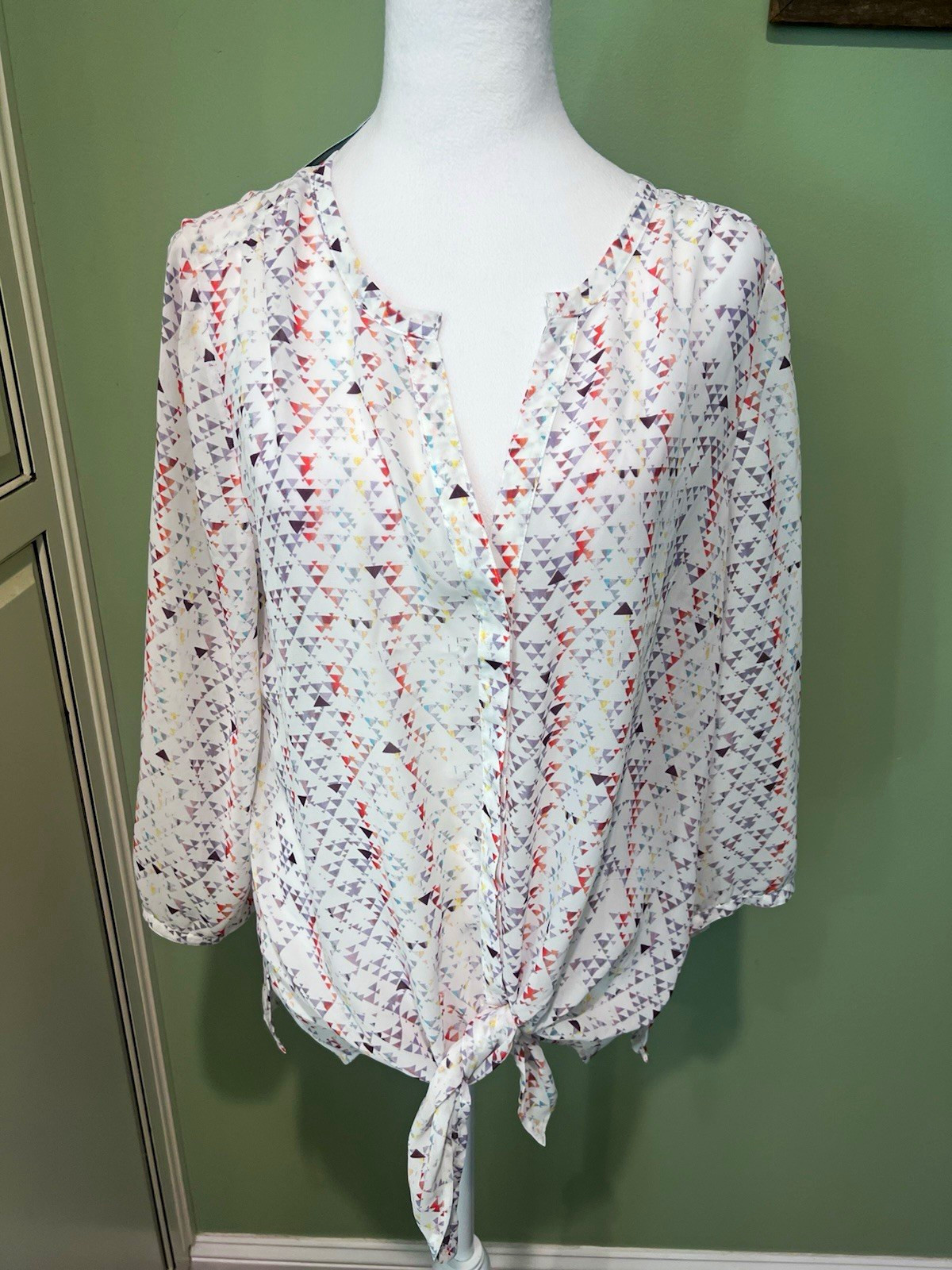 Maurices Women\'s White/Multicolor Geometric V-Neck 3/4 Sleeve Tie Blouse L Maurices Women\'s White/Multicolor Geometric V-Neck 3/4 Sleeve Tie Blouse L