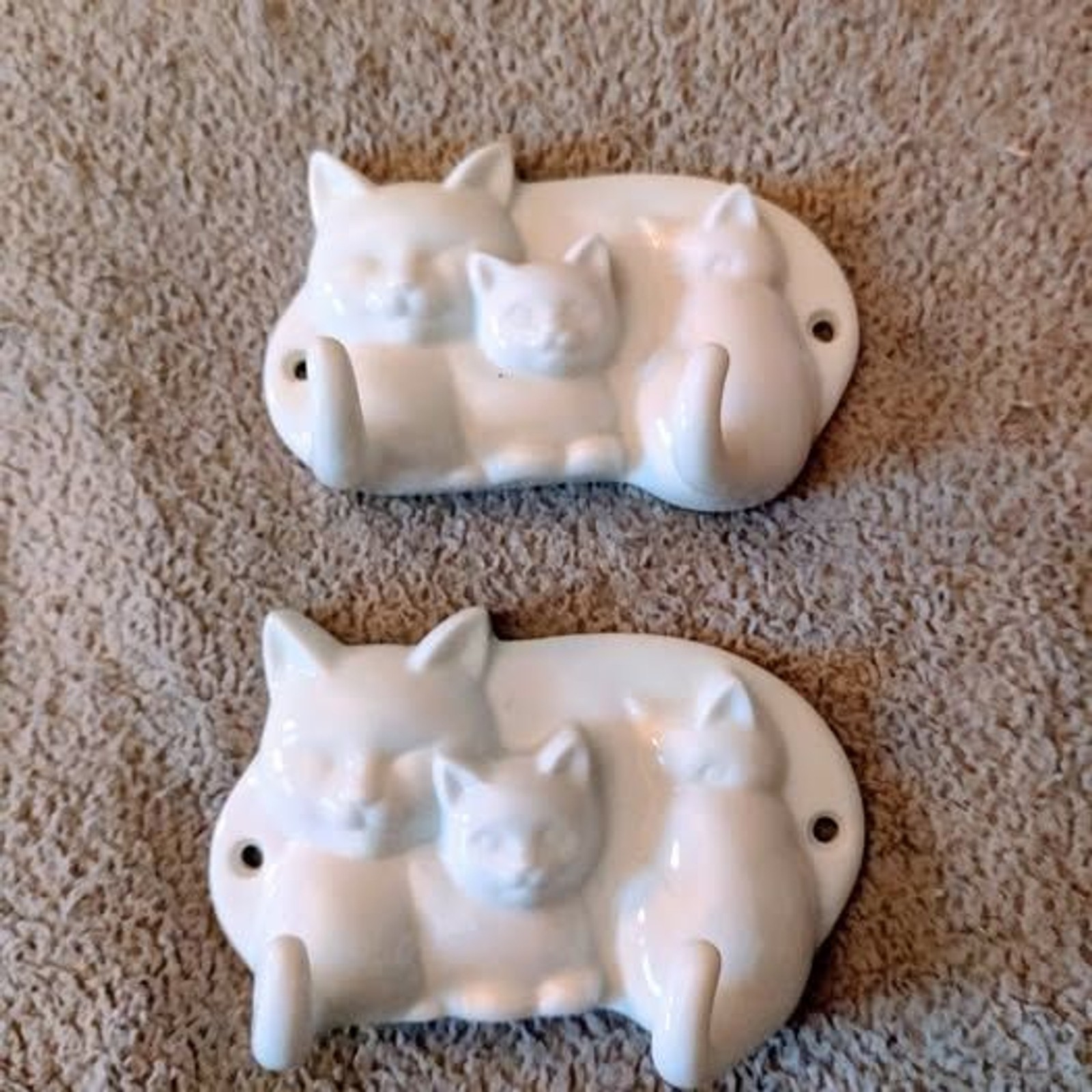 ADORABLE VINTAGE AVON PORCELAIN CAT FAMILY WALL HOOKS ADORABLE VINTAGE AVON PORCELAIN CAT FAMILY WALL HOOKS