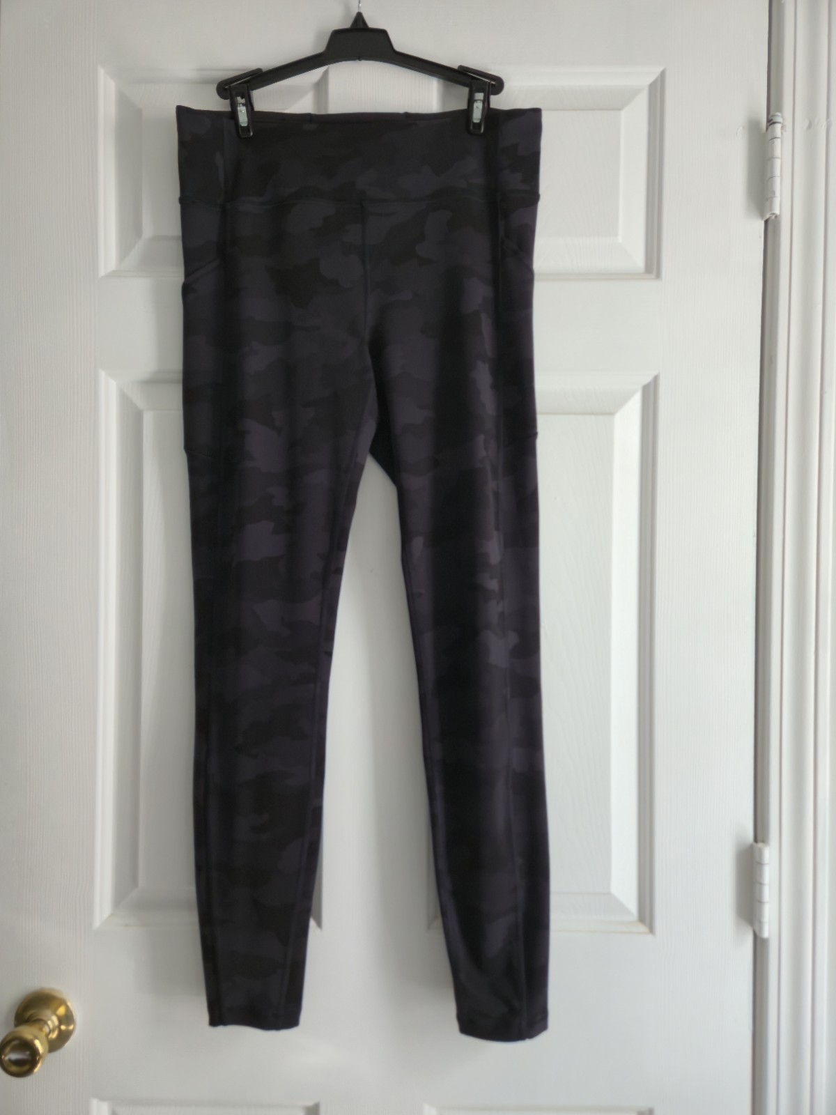 Lululemon Athletica Women Black/Gray Camo Ankle Leggings Logo Sz 8(M) Lululemon Athletica Women Black/Gray Camo Ankle Leggings Logo Sz 8(M)
