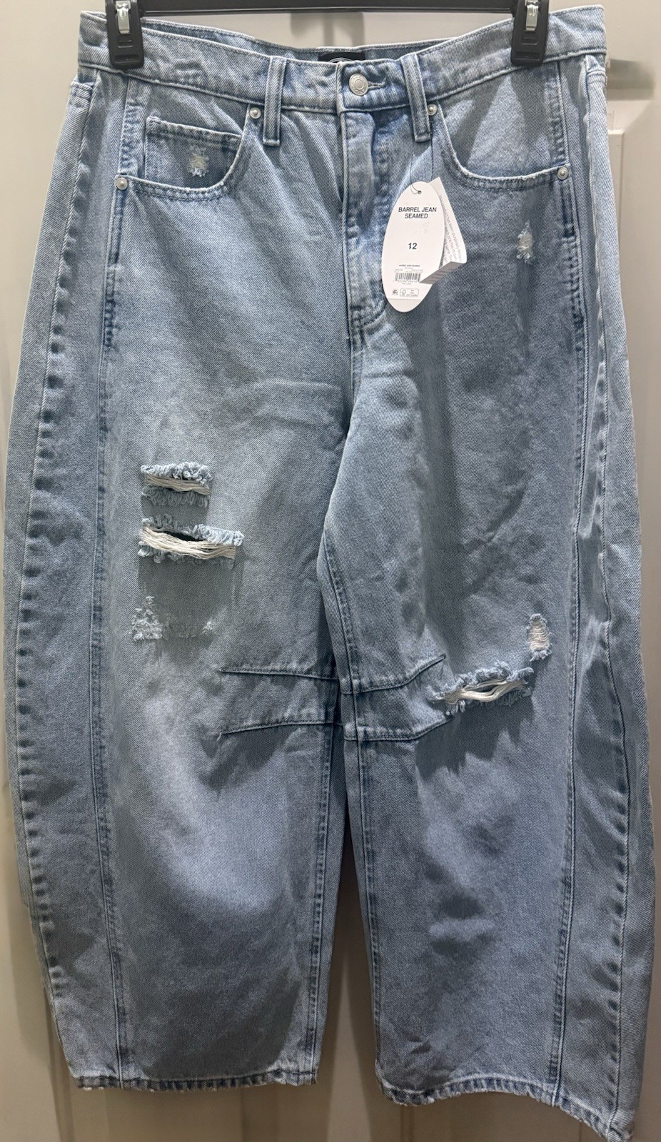 NewSCOOP Women’s Distressed High Rise Seamed Ankle Barrel Jean. Size 12. Cute