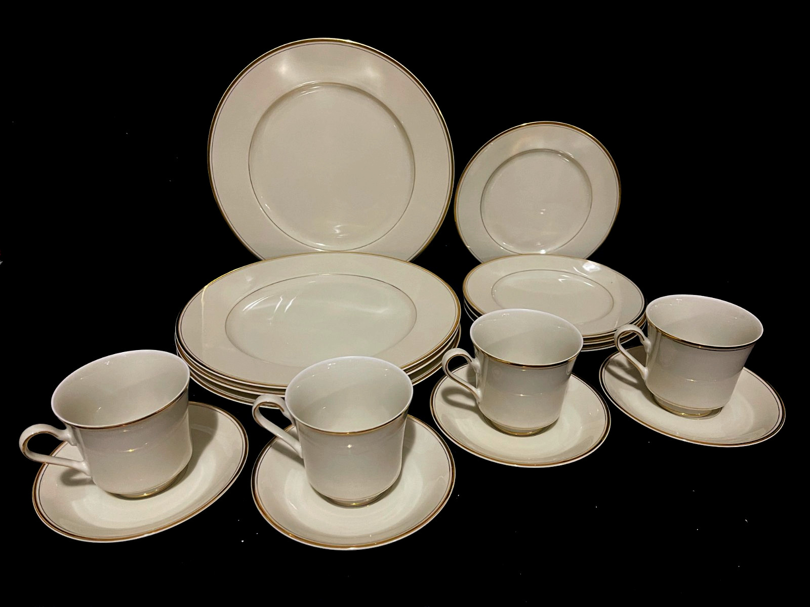 Mikasa Trousdale 16 Piece Set (4 Place Settings) Of Plates Cups & Saucers Japan Mikasa Trousdale 16 Piece Set (4 Place Settings) Of Plates Cups & Saucers Japan
