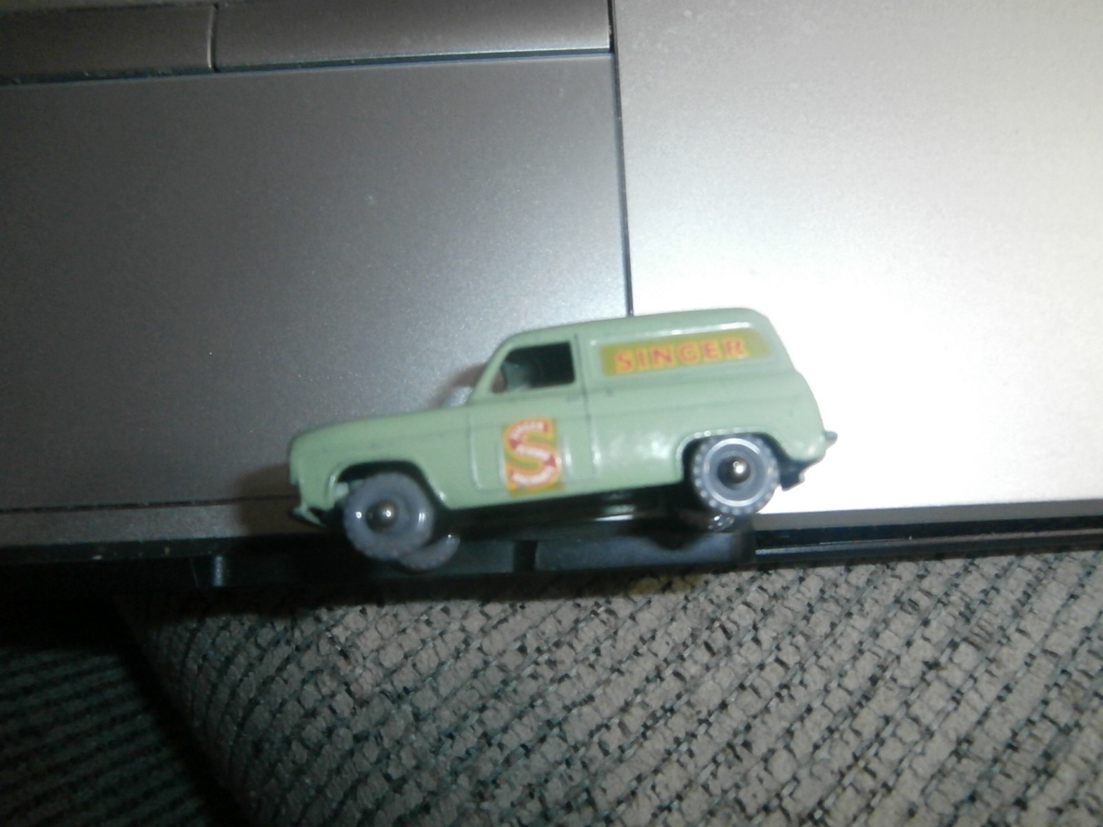 Matchbox Lesney FORD THAMES SINGER VAN No.59A Light Green super sweet piece Matchbox Lesney FORD THAMES SINGER VAN No.59A Light Green super sweet piece