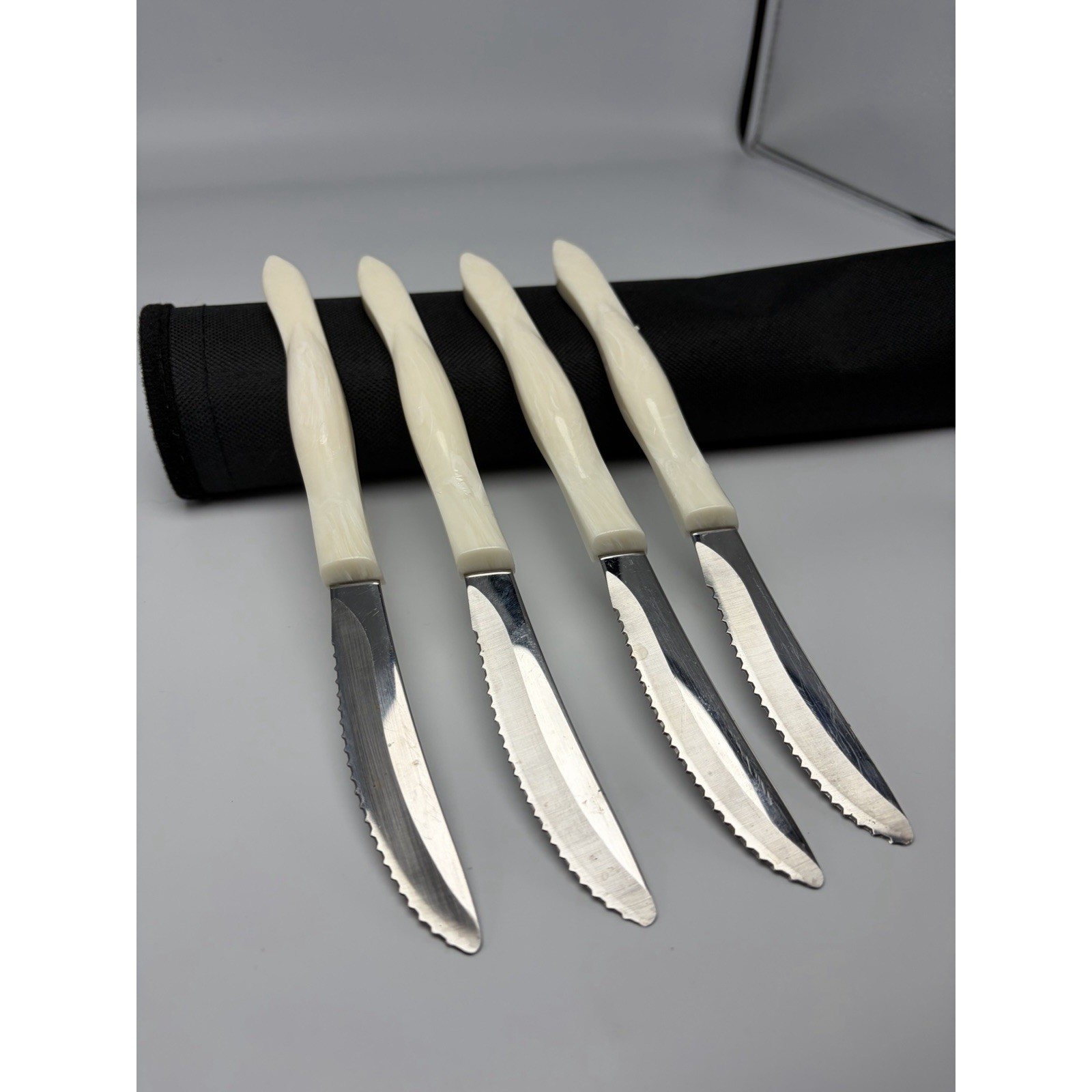 CUTCO 1759 KB White Pearl Handle Serrated Steak/Table Knife Set Of 4