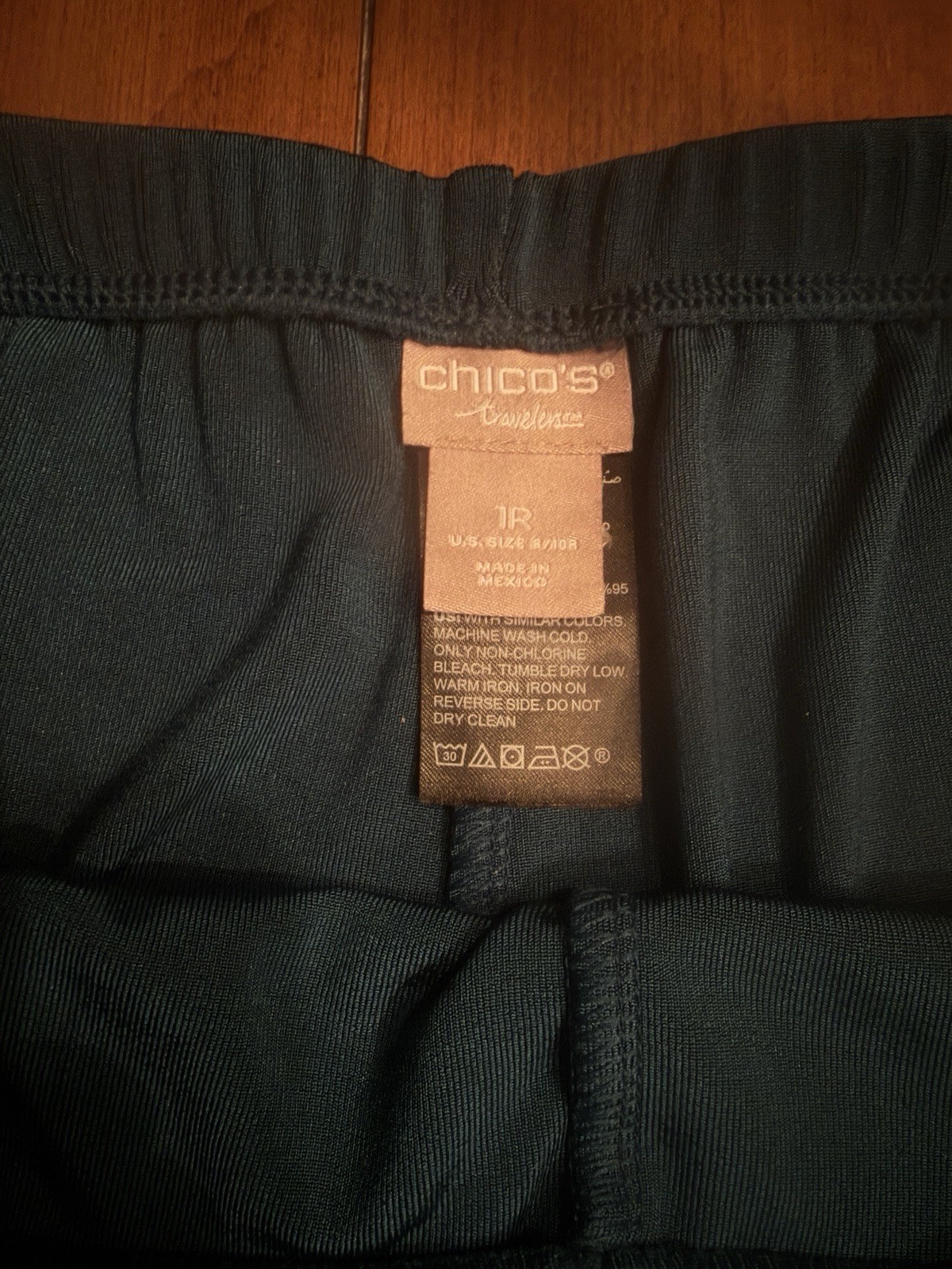 NWOT Chicos Travelers Pants And Top Set. Size 1 (Us Medium 8-10) NWOT Chicos Travelers Pants And Top Set. Size 1 (Us Medium 8-10)