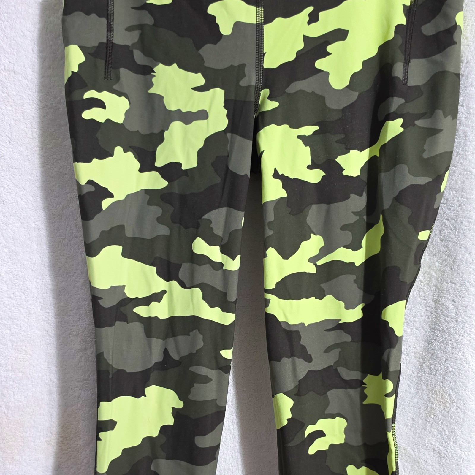 lululemon athletica Women’s Camo Pull-On Yoga Leggings Stretch Size 8 Green lululemon athletica Women’s Camo Pull-On Yoga Leggings Stretch Size 8 Green