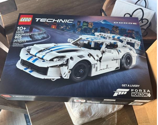 LEGO Technic Dodge Viper GTS-R Sports Car 42234, 805 Pieces - LEGO Technic Dodge Viper GTS-R Sports Car 42234, 805 Pieces -