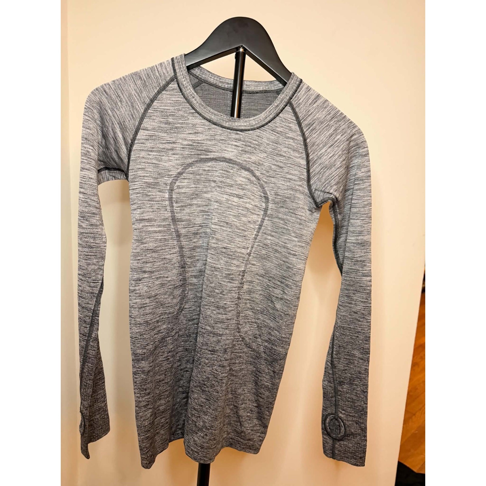 Lululemon Gray Heathered Long Sleeve Running Yoga Athletic Top - Size 4 Lululemon Gray Heathered Long Sleeve Running Yoga Athletic Top - Size 4