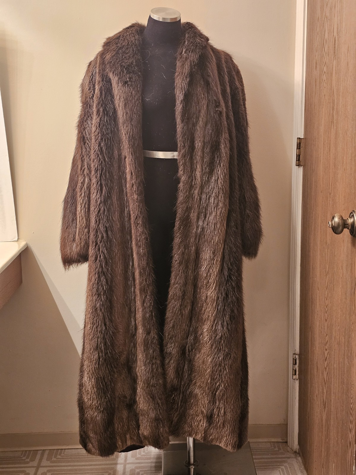 Custom Canadian Beaver Full Length Dense Fur Hook & Eye Clasp Slippery Sz Medium Custom Canadian Beaver Full Length Dense Fur Hook & Eye Clasp Slippery Sz Medium