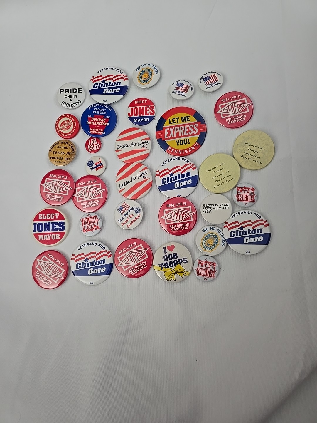 Lot of 33 Buttons Vintage (H) Lot of 33 Buttons Vintage (H)