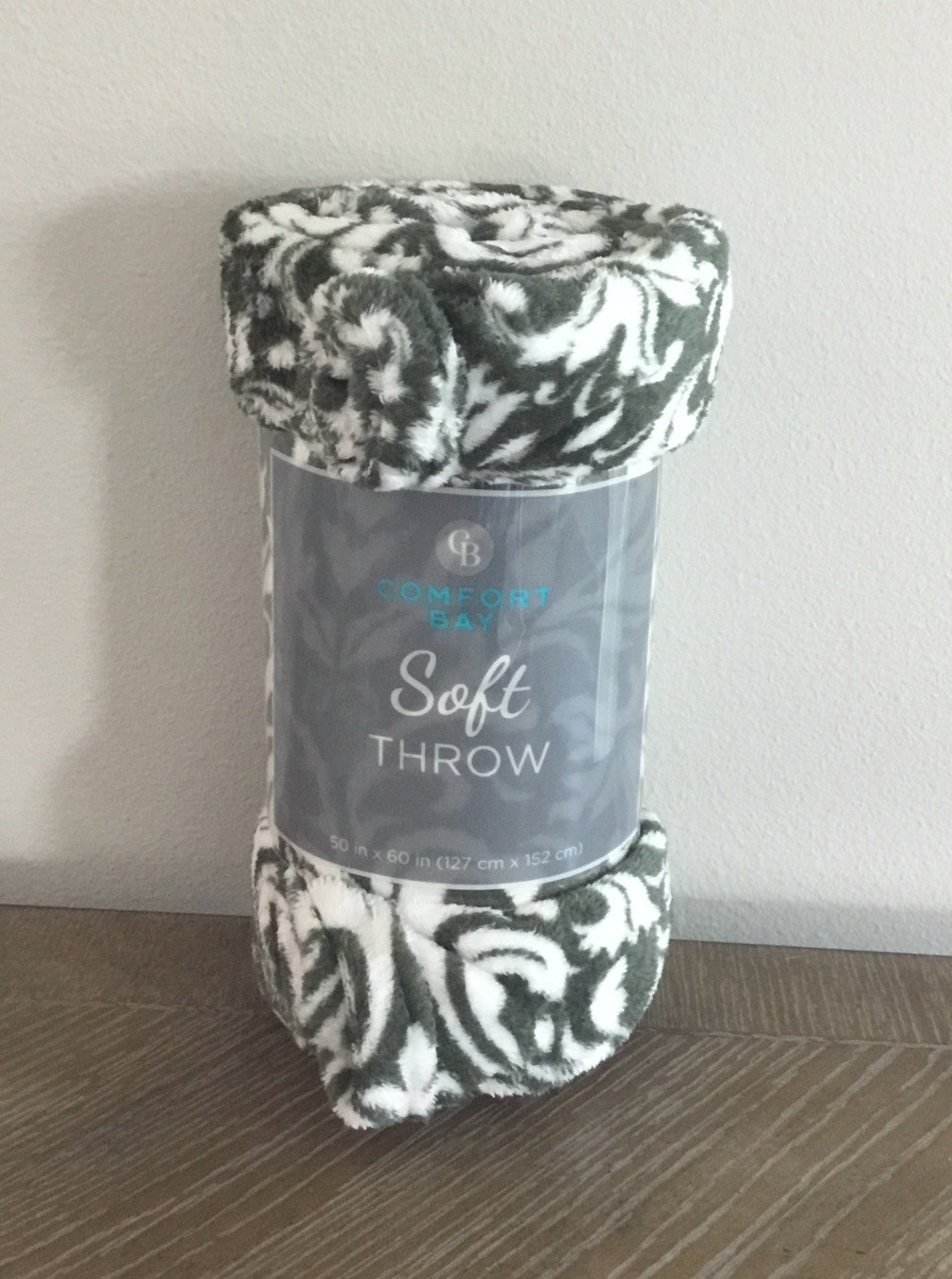 Comfort Bay Soft Throw Blanket Green & White Floral 50”x 60” NWT Comfort Bay Soft Throw Blanket Green & White Floral 50”x 60” NWT