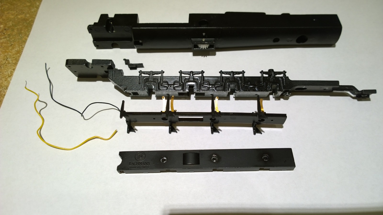 Bachmann steam engine 4-8-4 frame w/gear, contact, wires, and cover. No screws. Bachmann steam engine 4-8-4 frame w/gear, contact, wires, and cover. No screws.