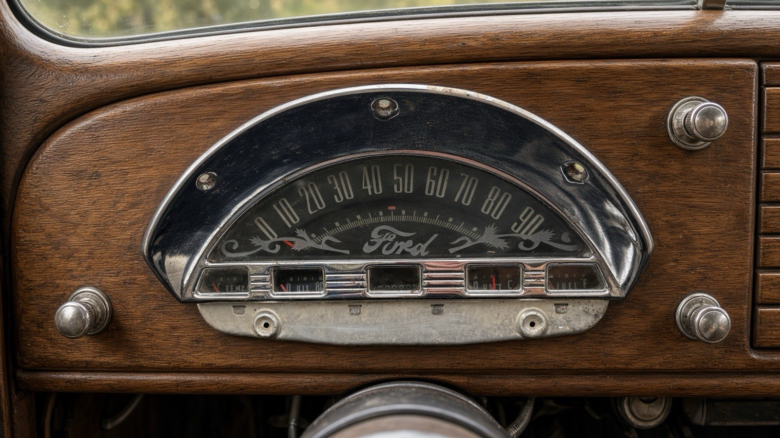 🚘 Original 1937–1938 Ford passenger car instrument cluster.