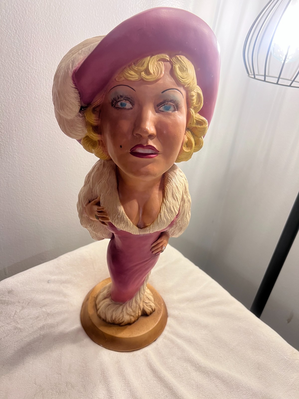 Vintage Mae West ESCO Chalkware Statue 17 Vintage Mae West ESCO Chalkware Statue 17