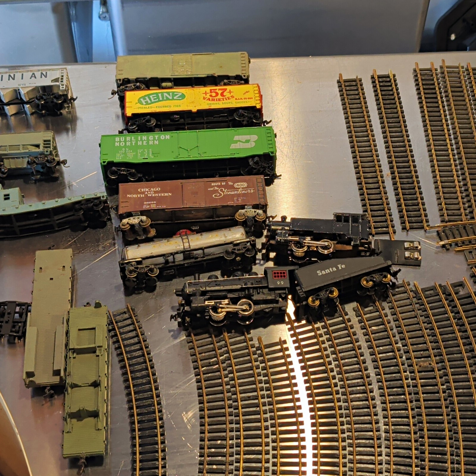 Roundhouse/Kadee HO 1:87 Mixed Lot 10pc Track & Freight Cars Magnetic Couplers Roundhouse/Kadee HO 1:87 Mixed Lot 10pc Track & Freight Cars Magnetic Couplers