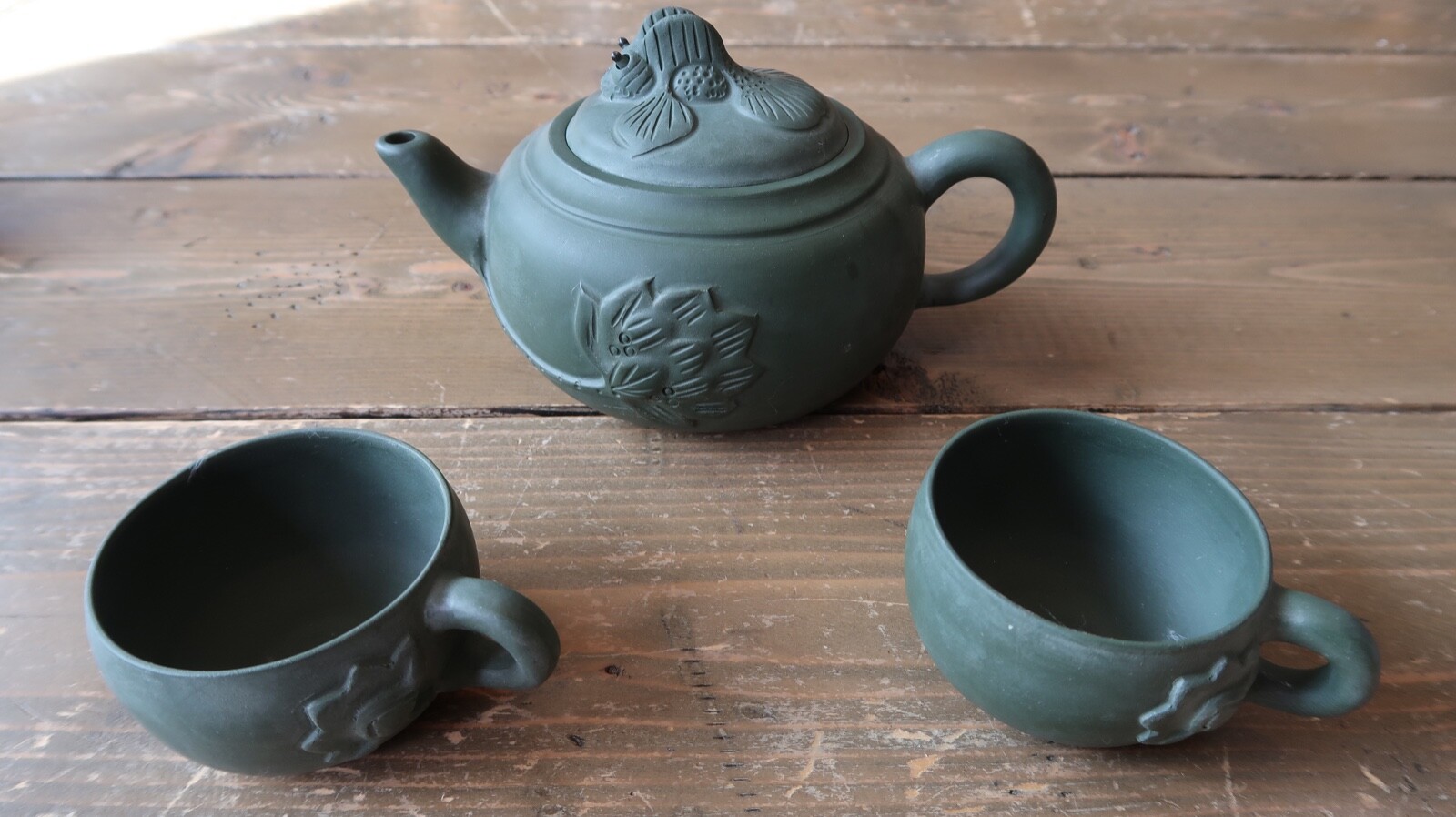 A VINTAGE CHINESE YIXING ZISHA TEAPOT Moveable Koy Eyes A VINTAGE CHINESE YIXING ZISHA TEAPOT Moveable Koy Eyes
