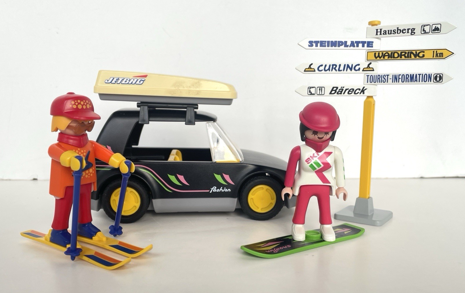 Playmobil 3693: Black Car w Ski Box Skis Skier Snowboarder Sign Post - Complete