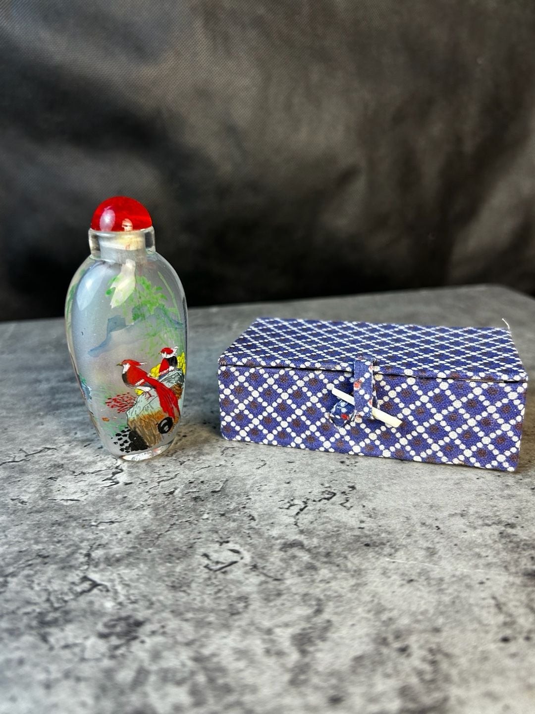 Vintage Chinese Inside-Painted Glass Snuff Bottle with Presentation Box Vintage Chinese Inside-Painted Glass Snuff Bottle with Presentation Box