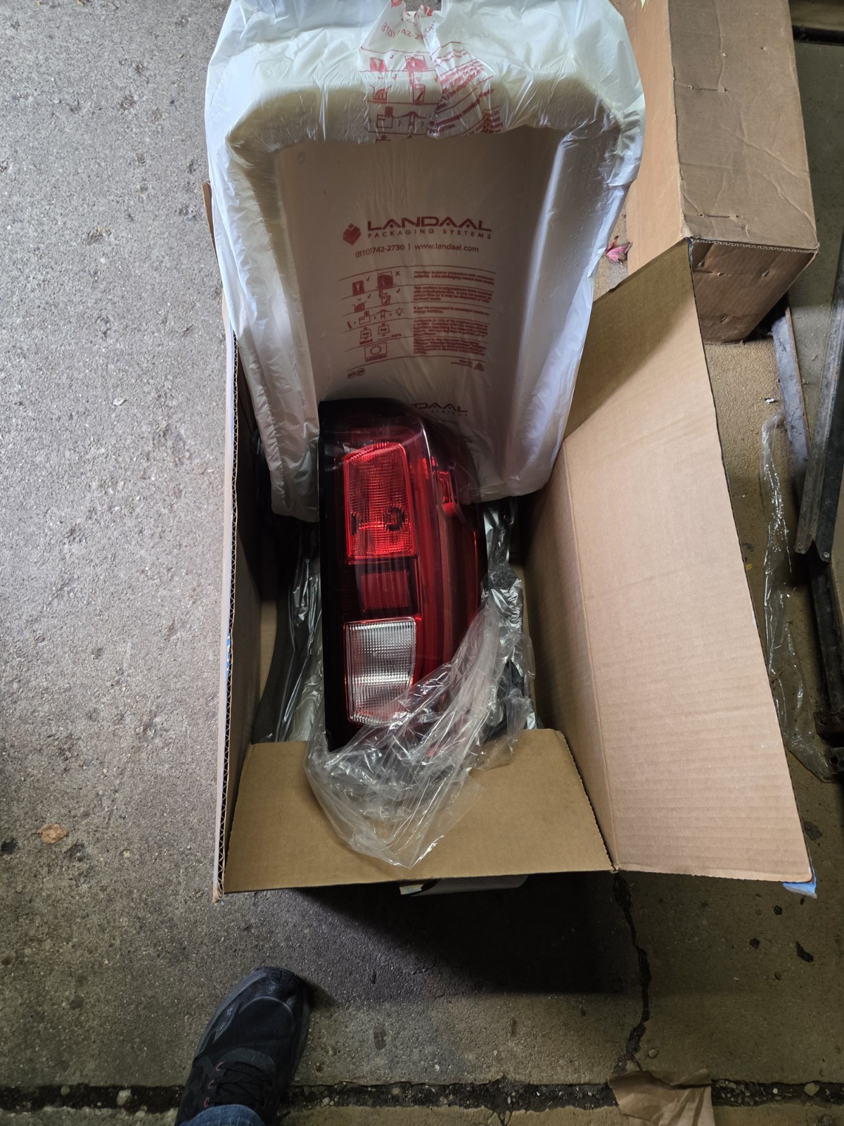 new OEM 2019-2026 GMC Sierra 1500 SLE Rear Passenger Tail Lamp Light 86291948 new OEM 2019-2026 GMC Sierra 1500 SLE Rear Passenger Tail Lamp Light 86291948