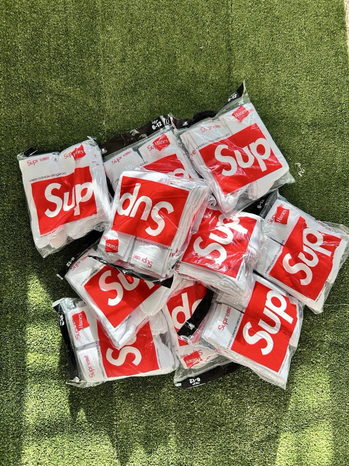 Supreme x Hanes Unisex Crew Socks Logo Cotton 4 Pairs White Red One Size Supreme x Hanes Unisex Crew Socks Logo Cotton 4 Pairs White Red One Size